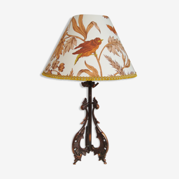 Rock-style table lamp with its vintage bird pattern shade