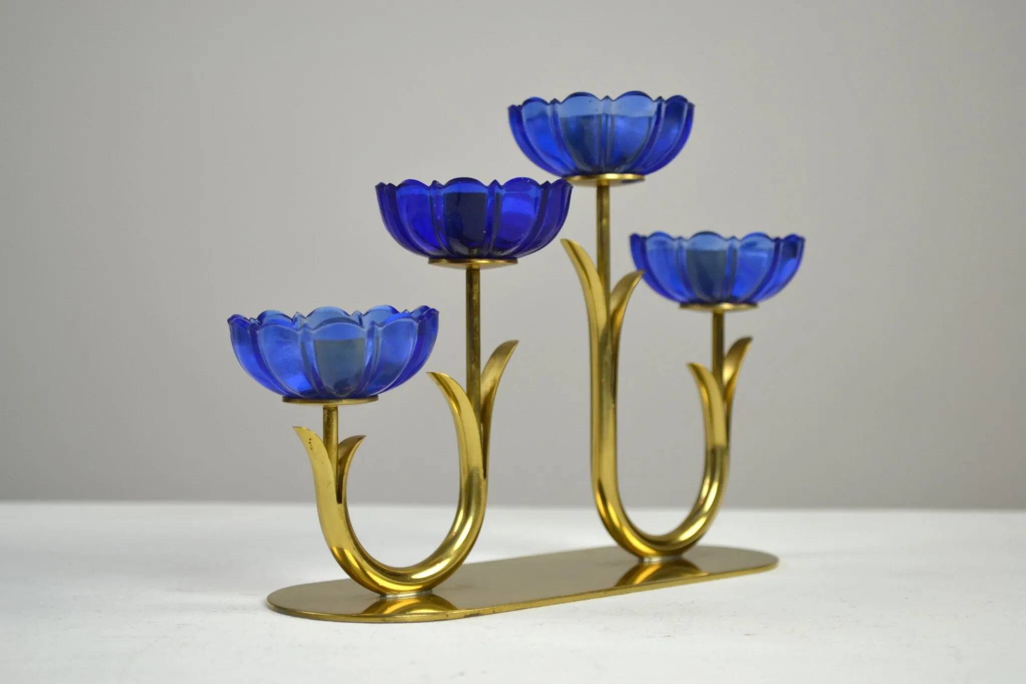 Bougeoirs en laiton massif et en verre artistique bleu cobalt par Gunnar Ander pour Ystad-Metall, Suède, années 1950.