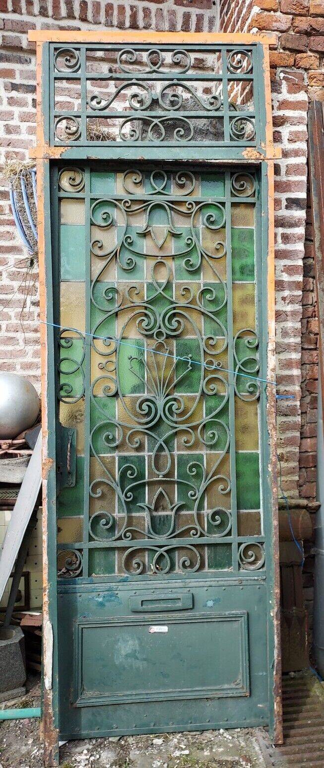 porte d'entrée en fer forgé avec des vitraux