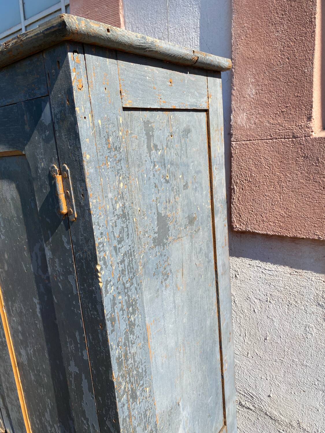 Wooden wardrobe with 3 doors