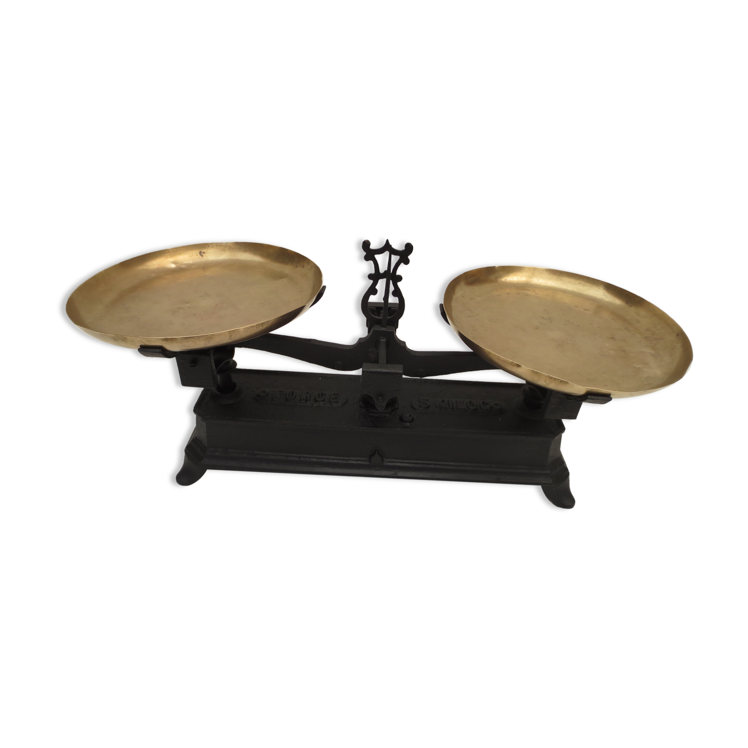 Old complete roberval balance in black cast iron with fine lines (force 5 kg)