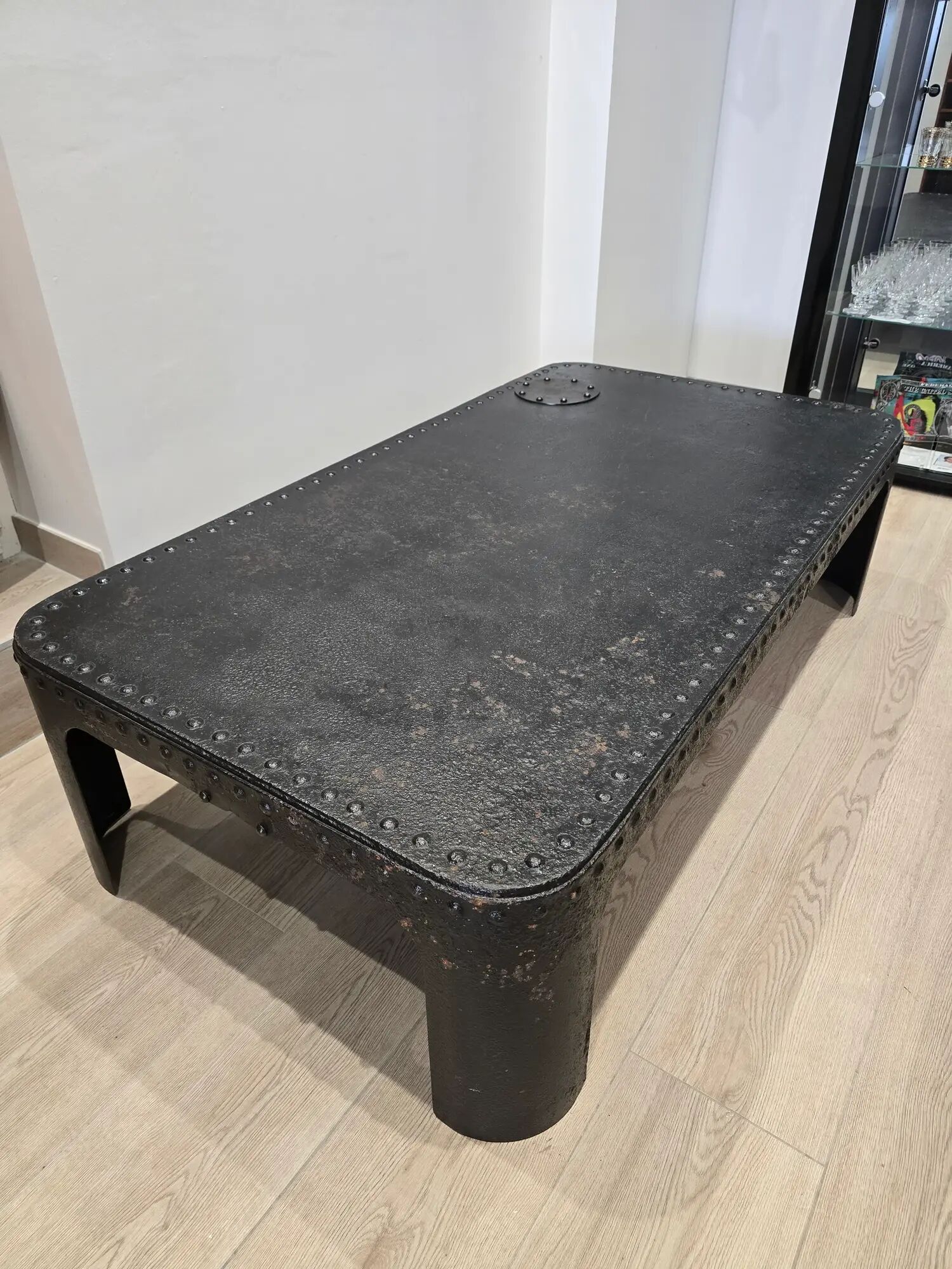 Industrial coffee table in riveted metal from around 1920 – black patina – 145 × 80 cm