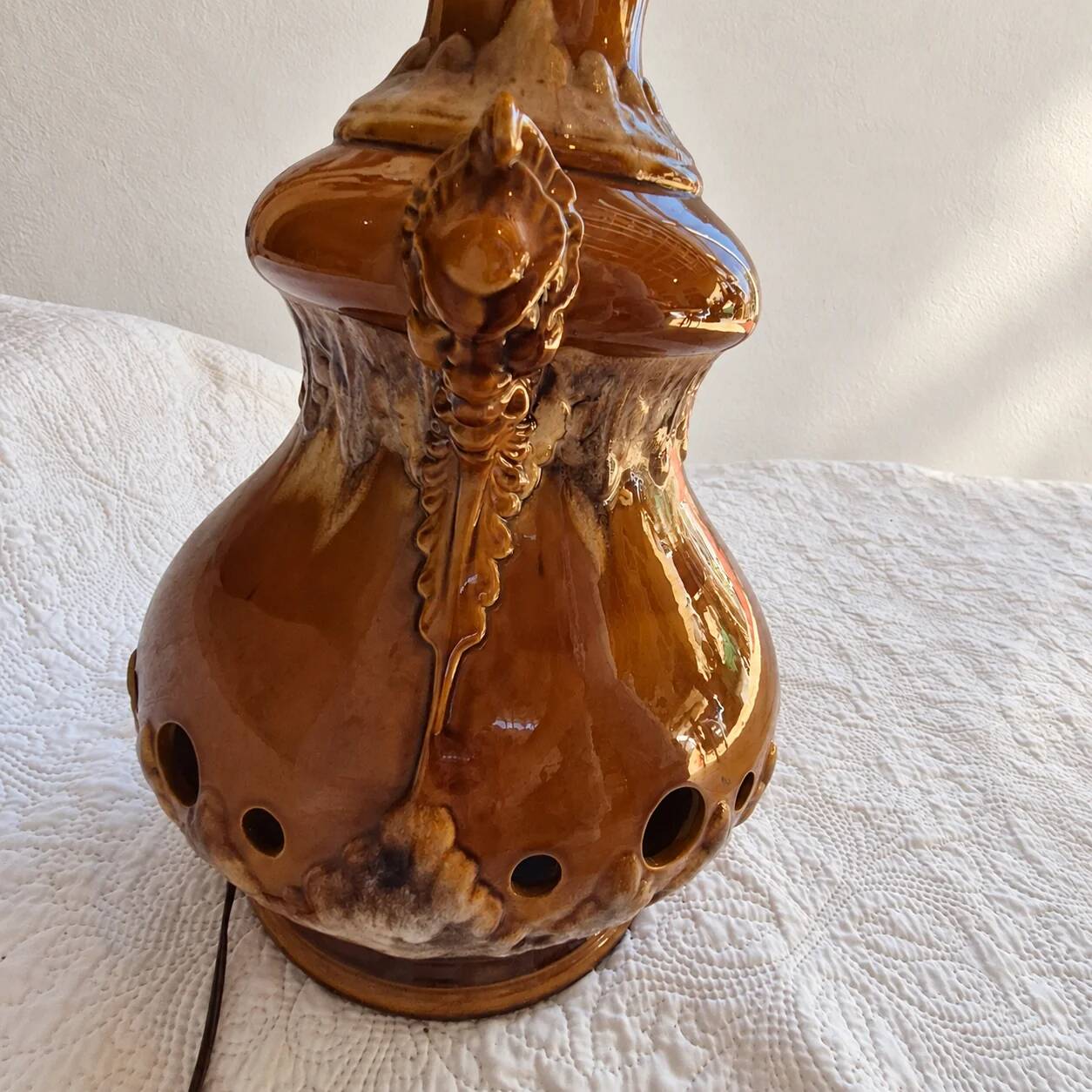 Large caramel and cream glazed ceramic lamp – Relief decoration and double lighting