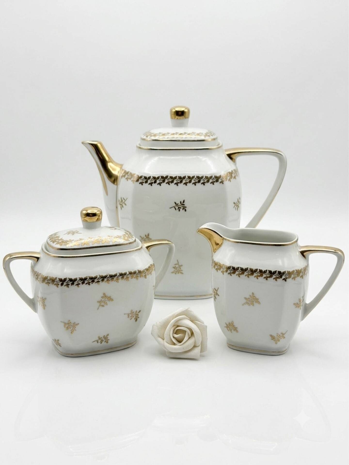 Three-piece tea or coffee service in Limoges porcelain by Singer, years.