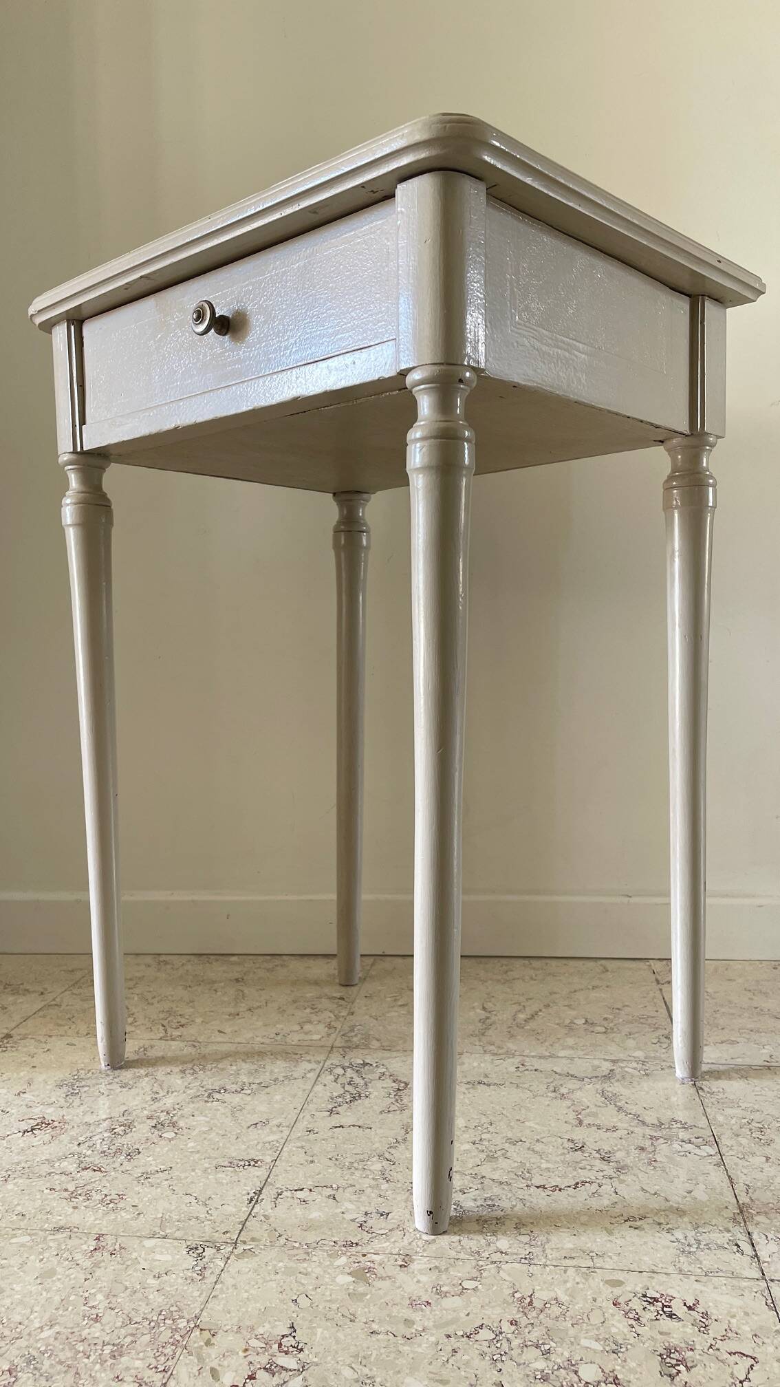 Antique bedside table with 1 drawer