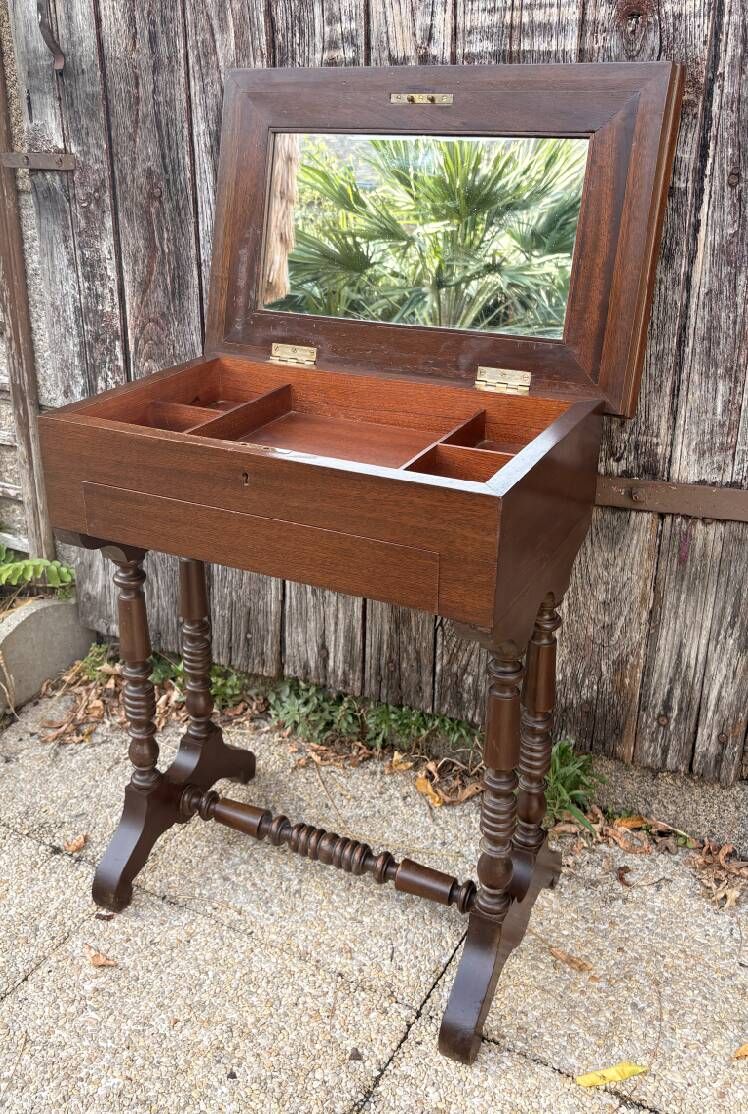 Traveling mahogany dressing table, working woman, Victorian charm - 19th century.