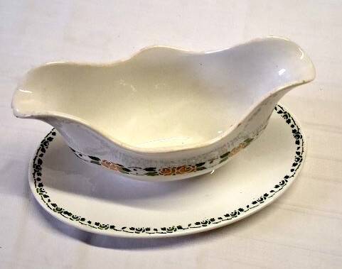 Very pretty gravy boat from Villeroy & Boch in good condition
