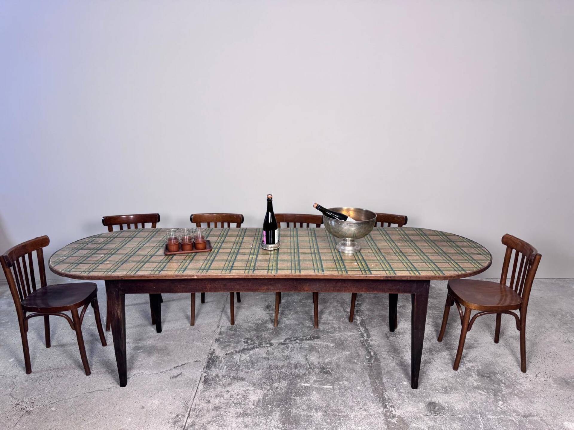 Large oval bistro table dimensions 255 cm