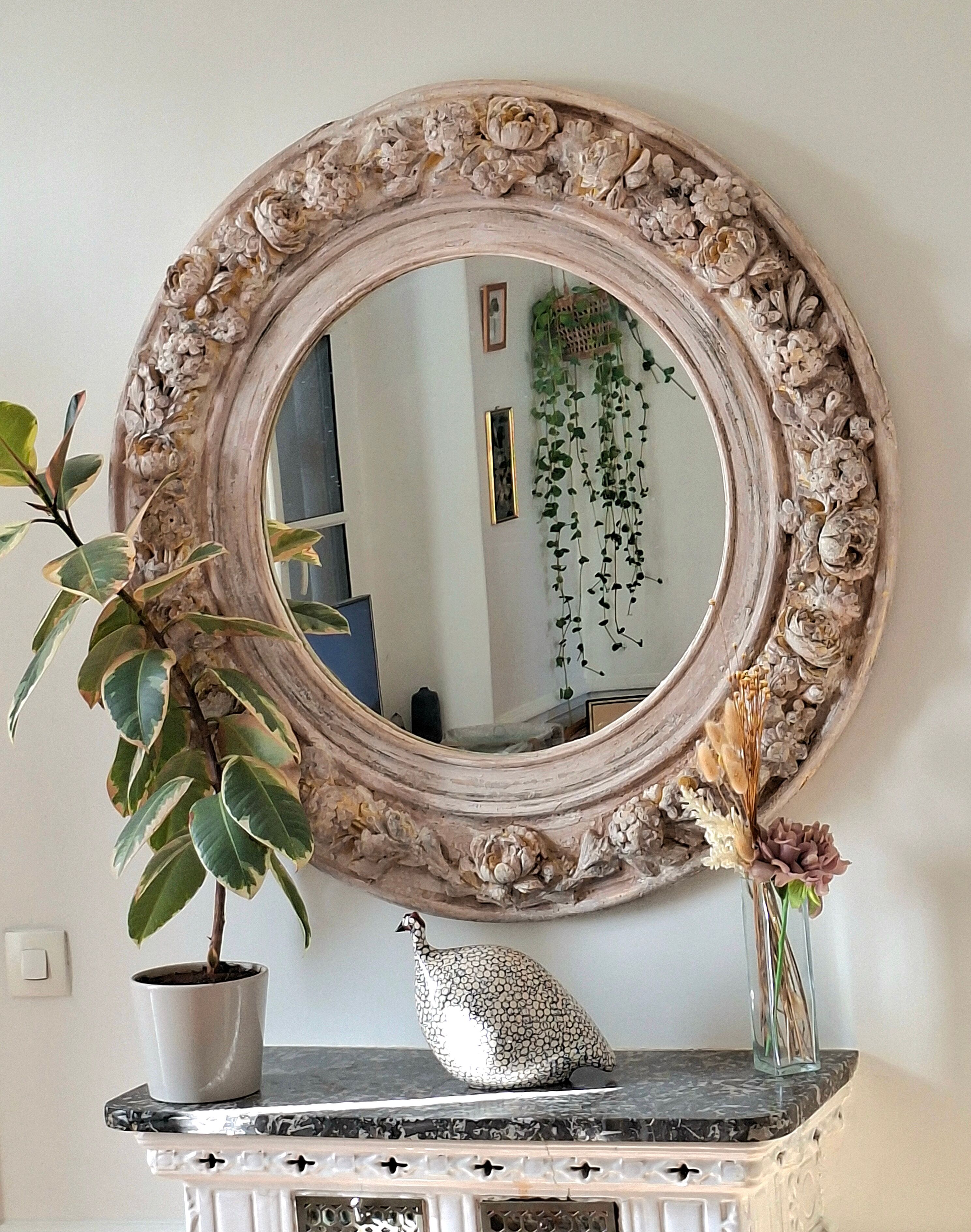 Round mirror with floral patterns