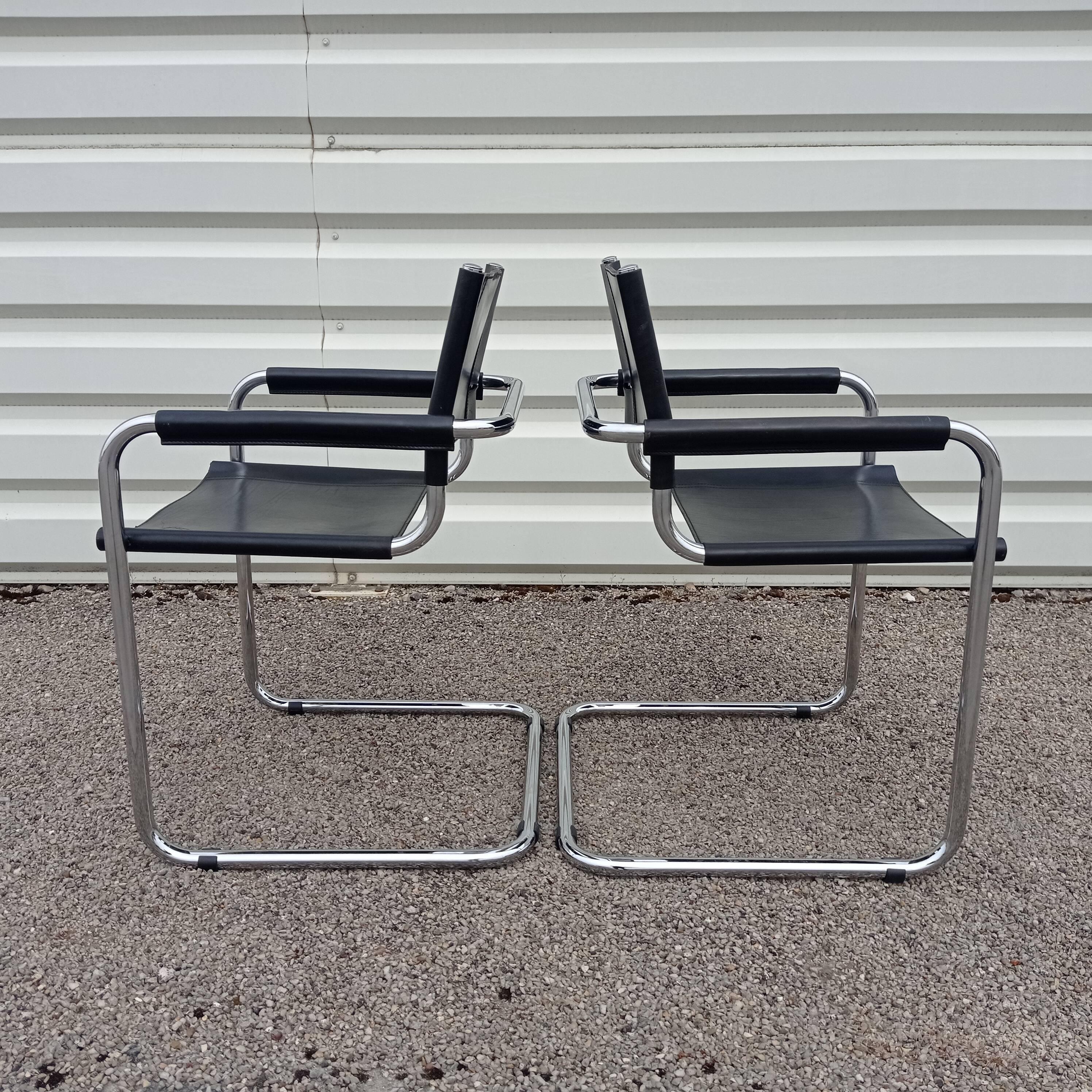 Paire de fauteuils Cantilever en cuir noir