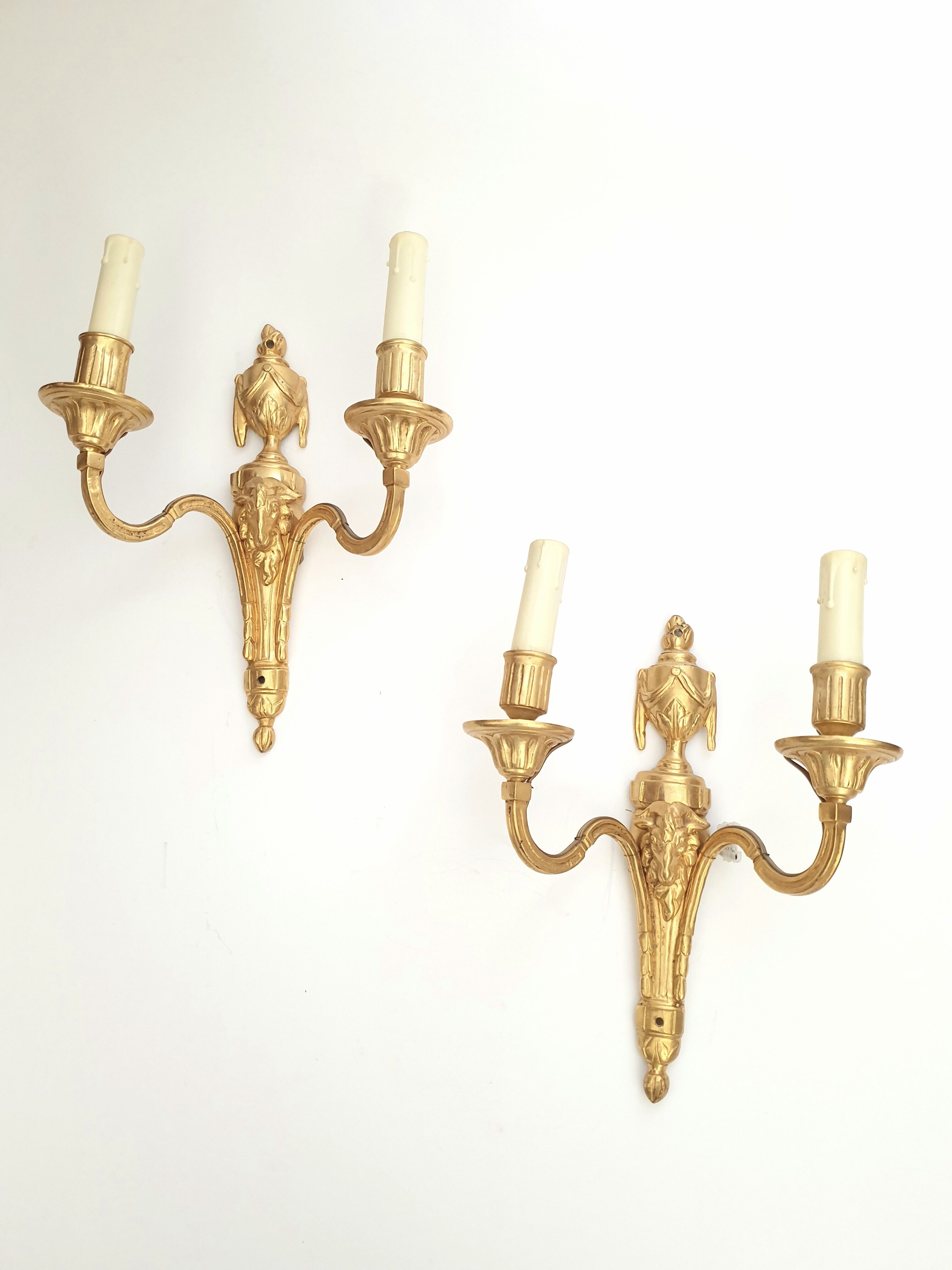 Paire d'applique de style Louis XVI  XXe bronze doré belier