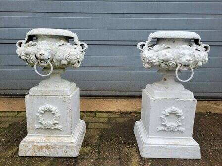 Vases anciens en fonte orné d'une tête de lion et de fleurs