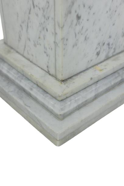 Pair of Art Deco style columns, in white marble, 20th century