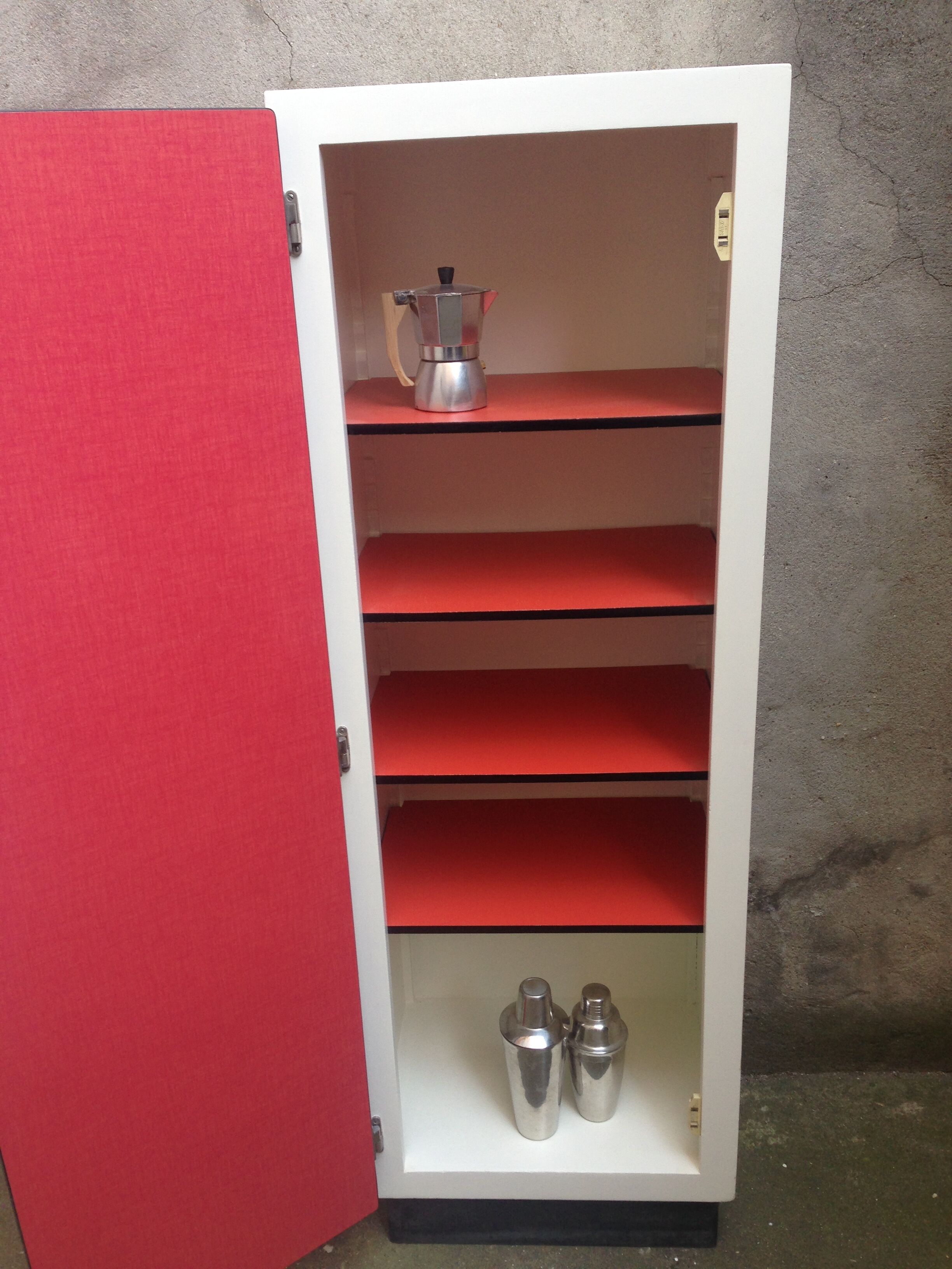 Buffet high red formica