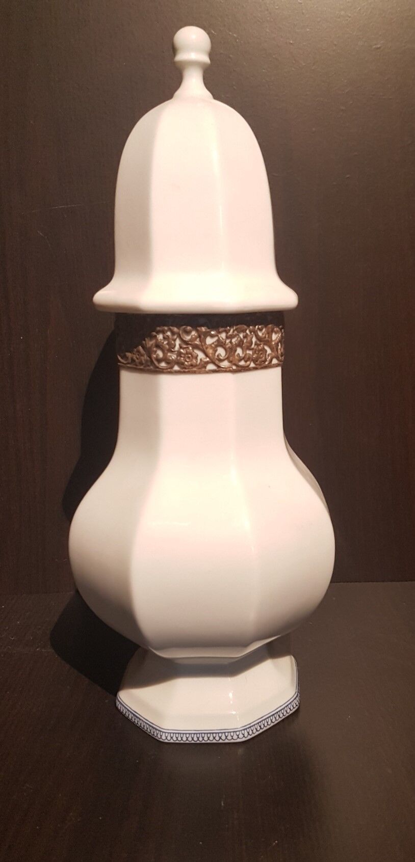 Porcelain pharmacy pot