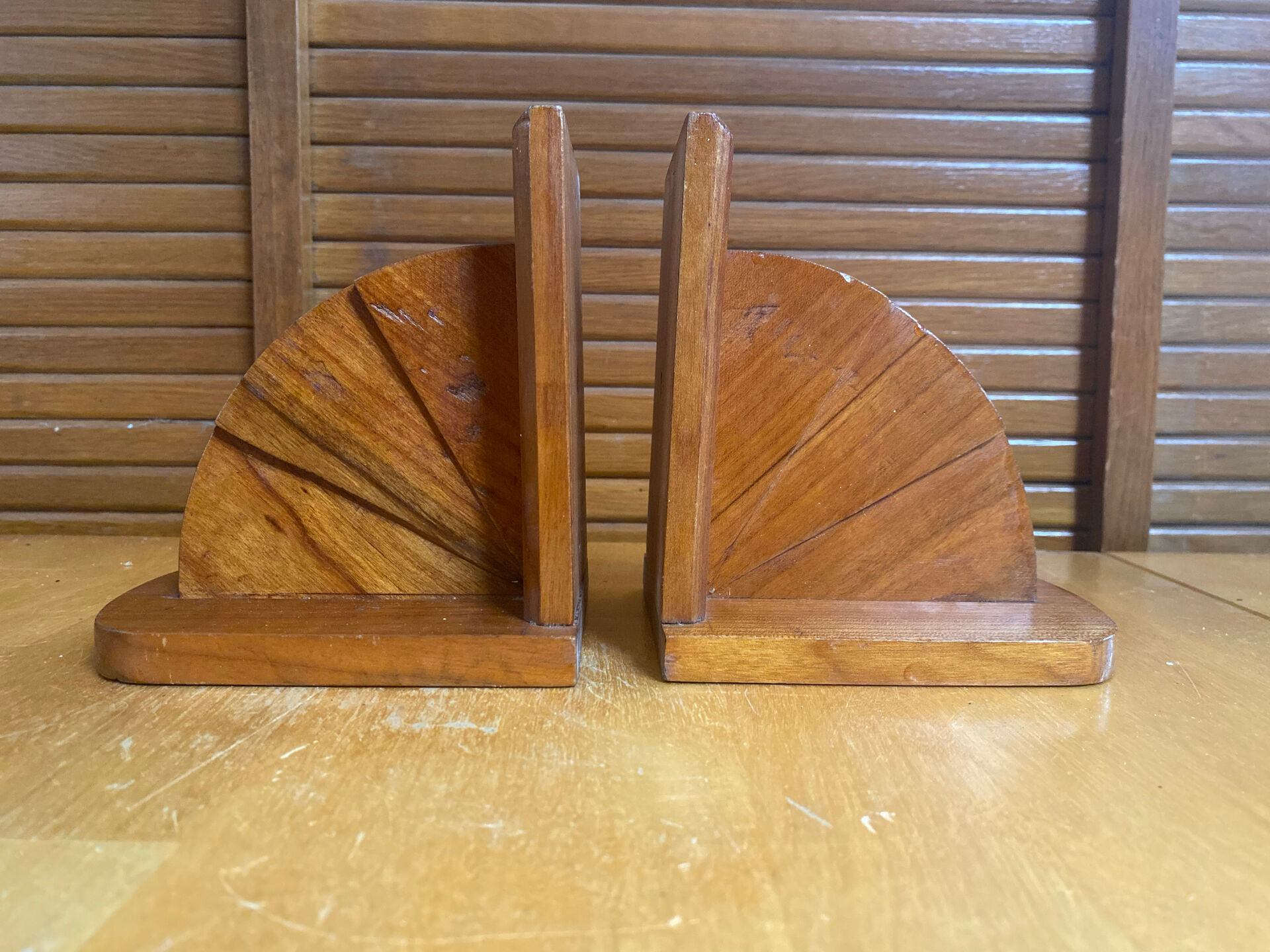 Paire de serre-livres anciens Art déco en bois, France