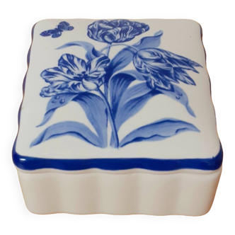 Retro Delft porcelain box
