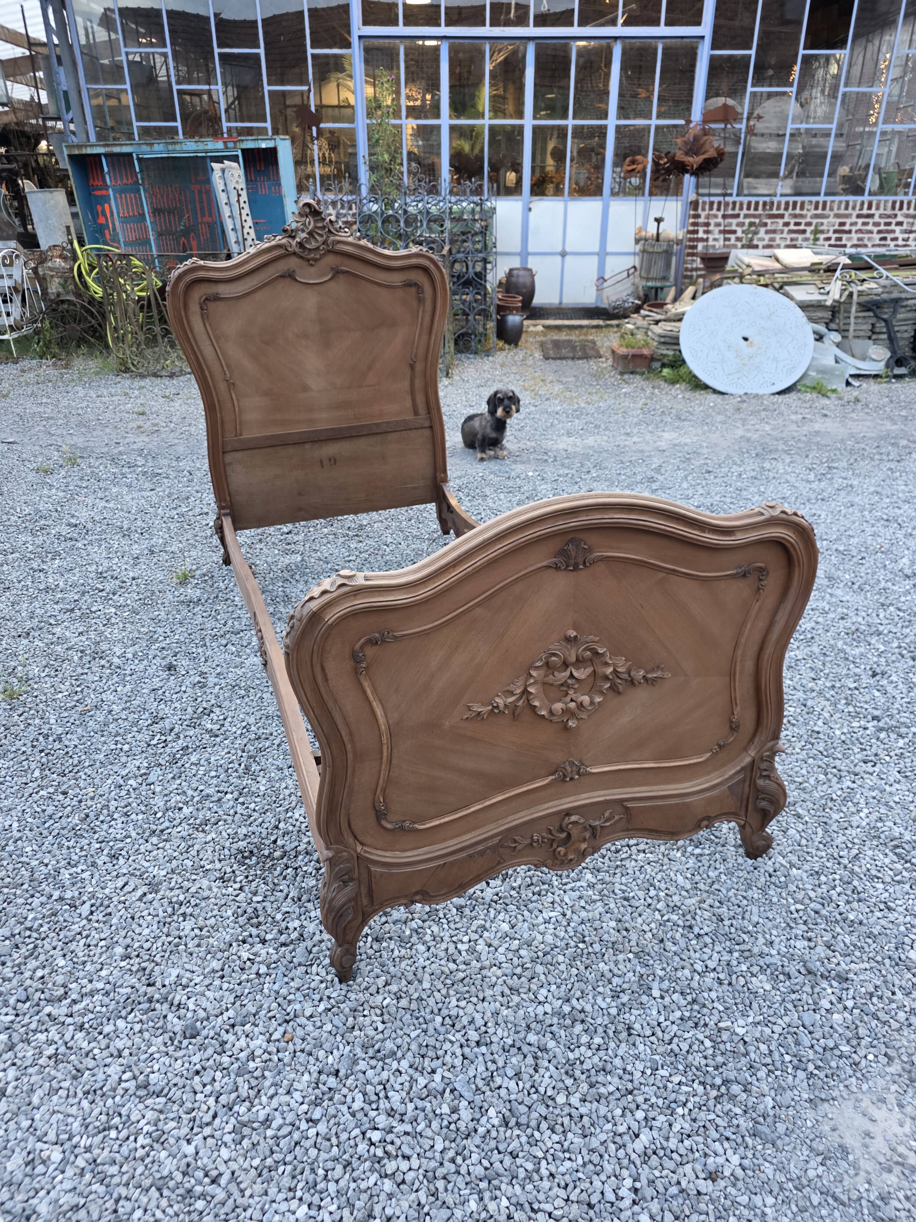 Lit style Louis XV en noyer (1 personne)
