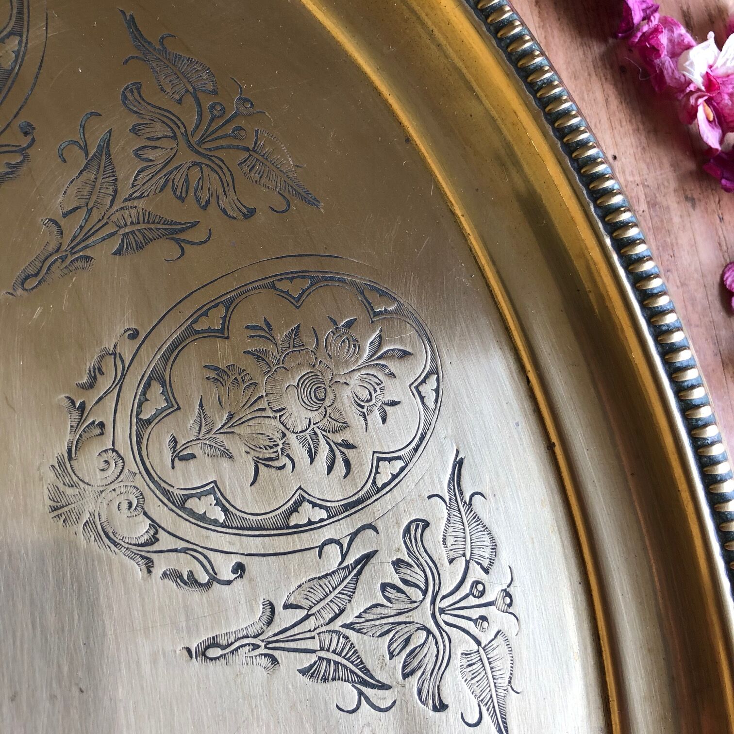 Oval tray in chiseled brass