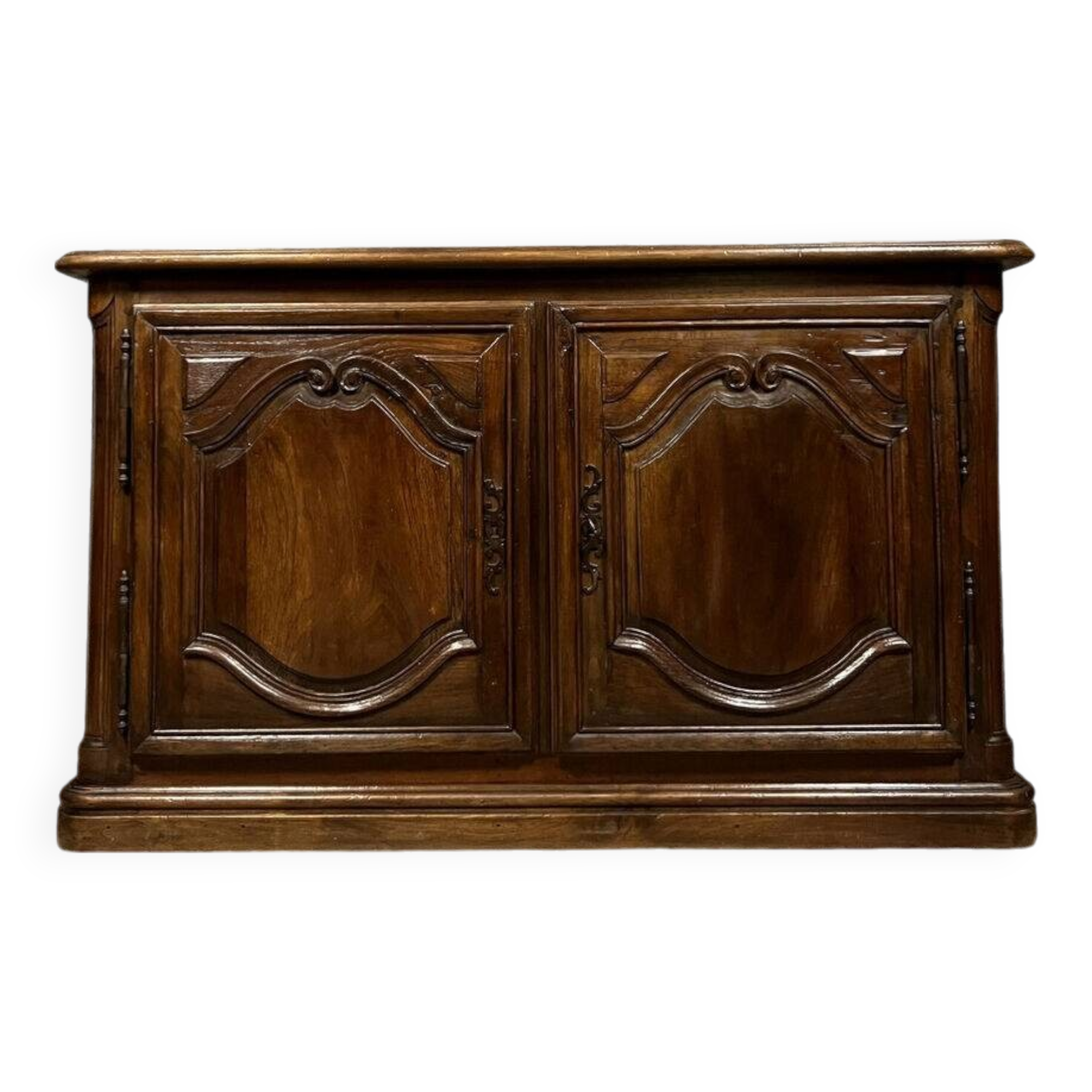 Louis XIV period hunting lodge sideboard in solid walnut circa 1700