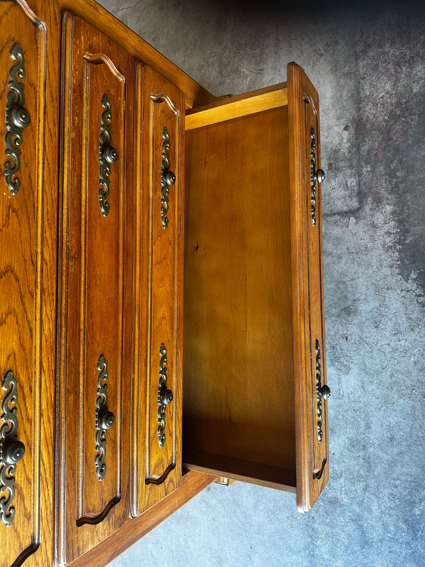 Commode en chêne à quatre tiroirs, style classique