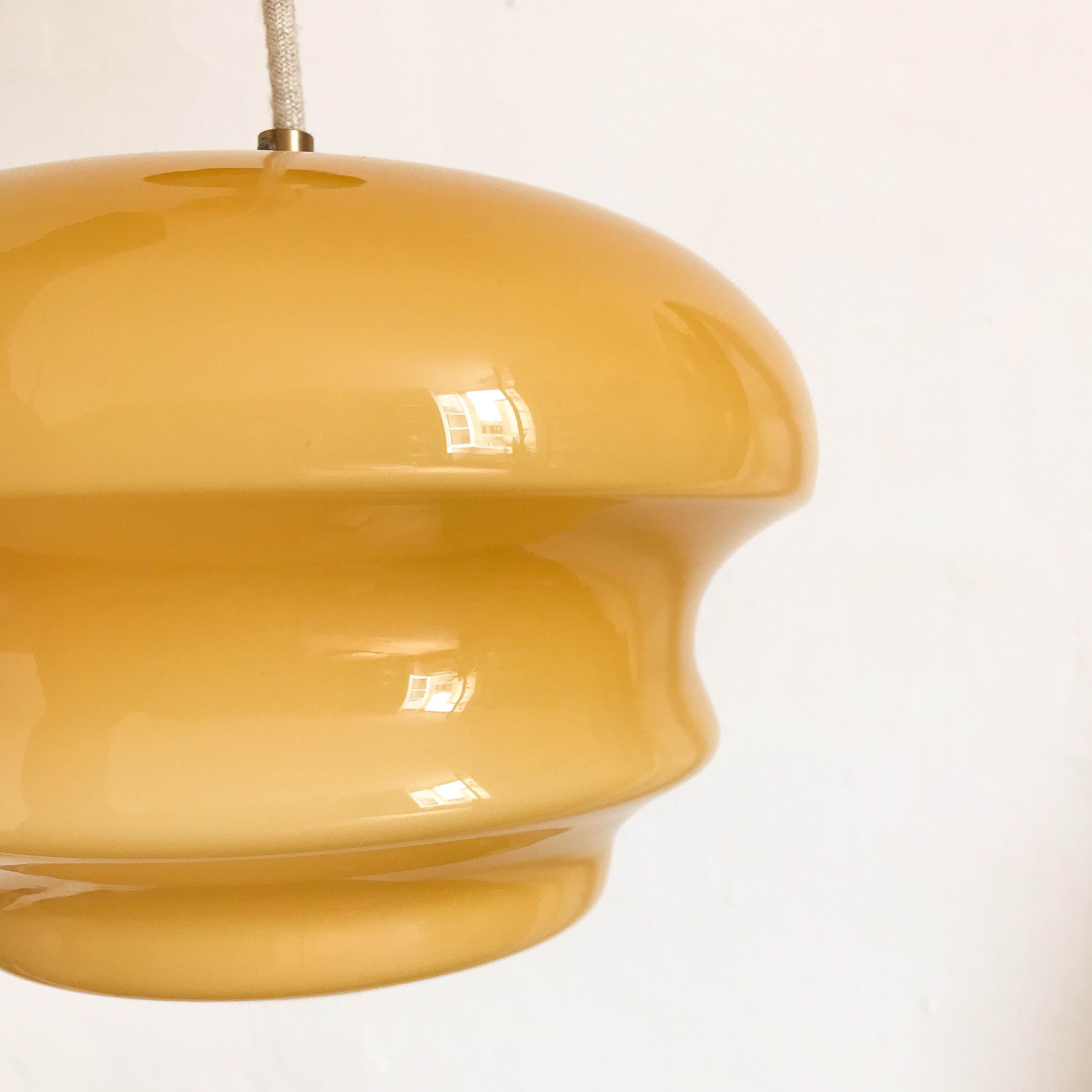 Suspension vintage opaline jaune moutarde