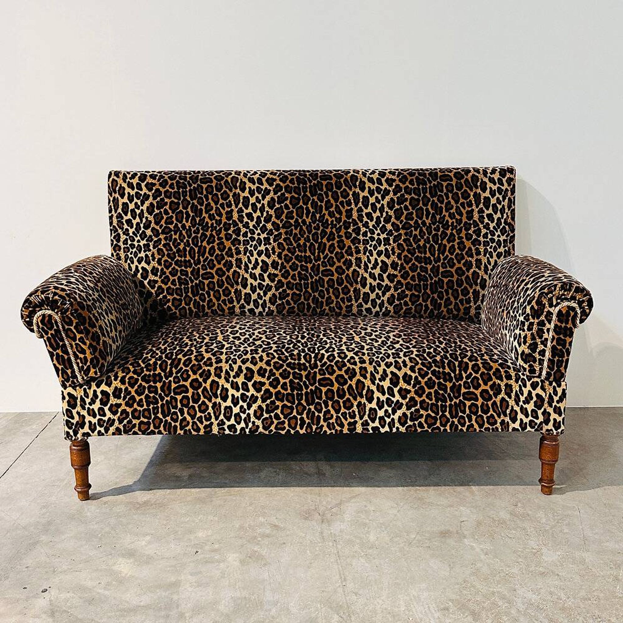 Sofa vintage en velours léopard / sofa mural avec accoudoirs rabattables, France.
