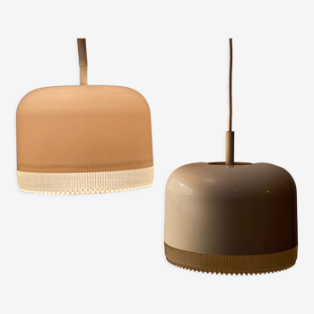 Paire de lampes suspendues vintage avec abat-jour en plastique