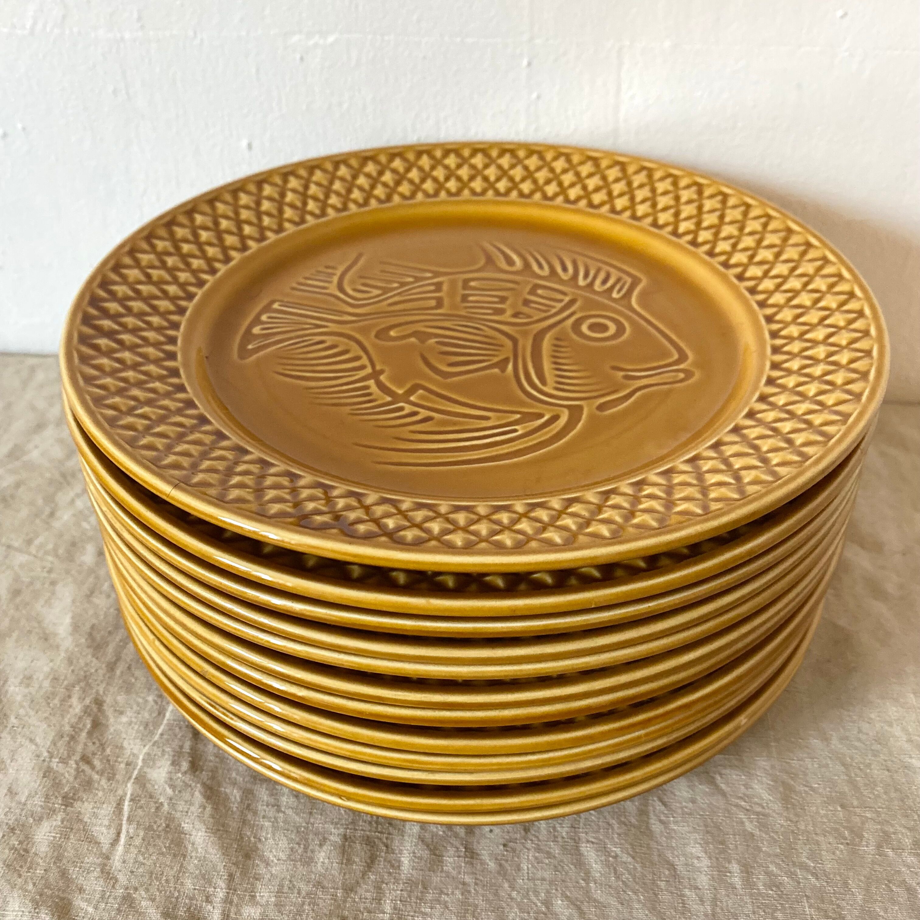 Flat plates in ceramic fish