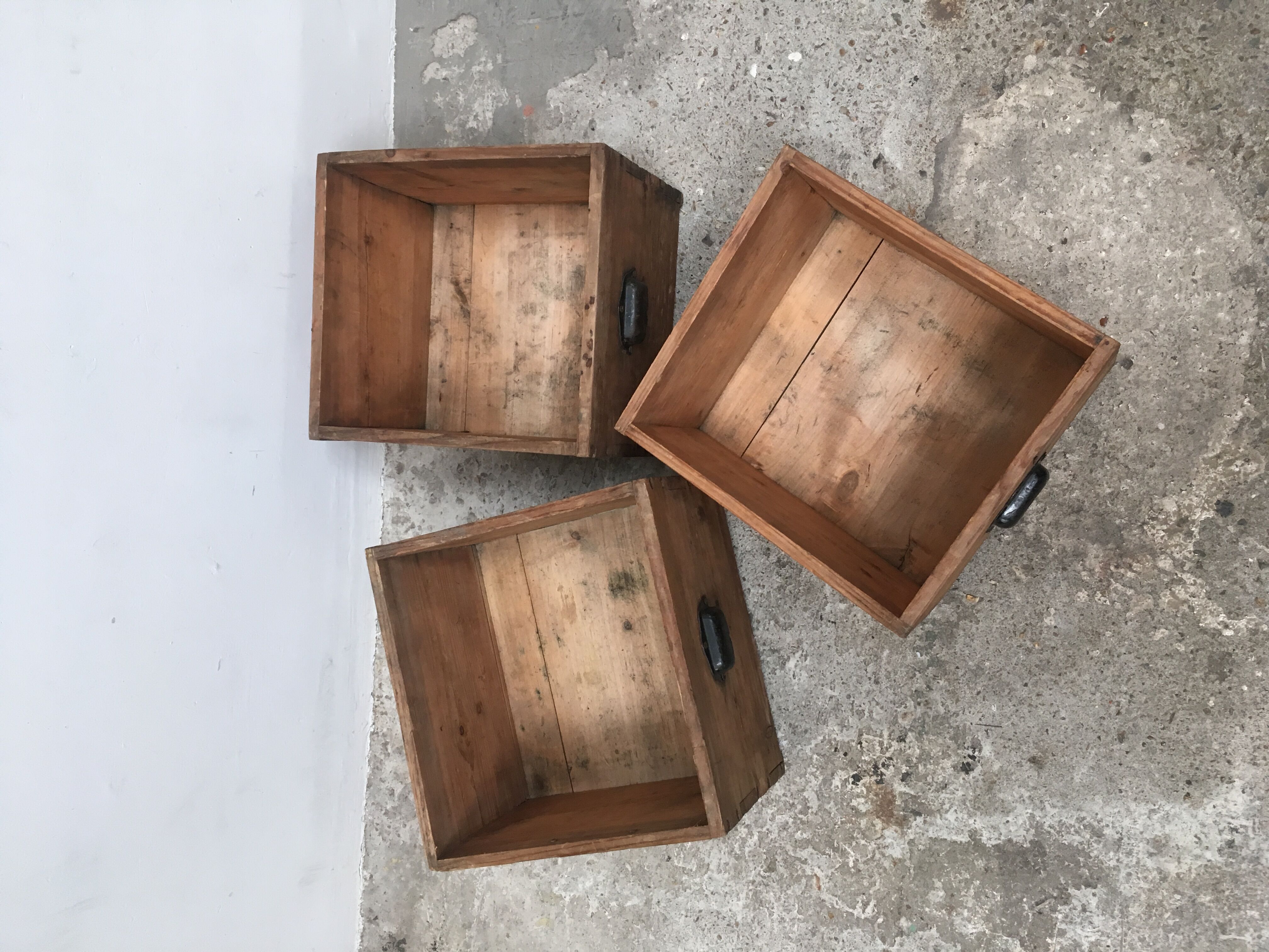 Batch of 3 wooden crates with handles