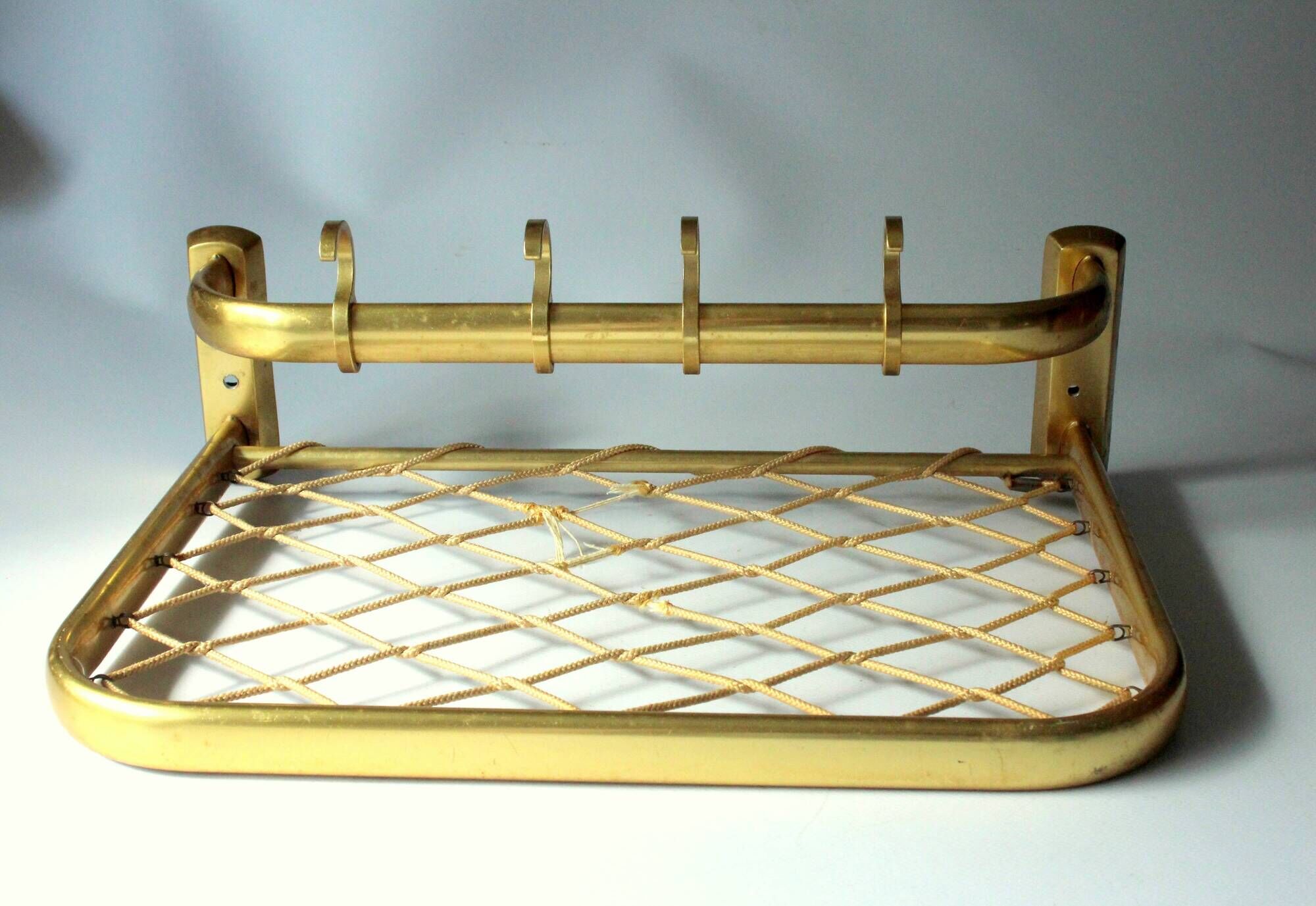 Porte-manteau mural en aluminium de couleur dorée avec étagère