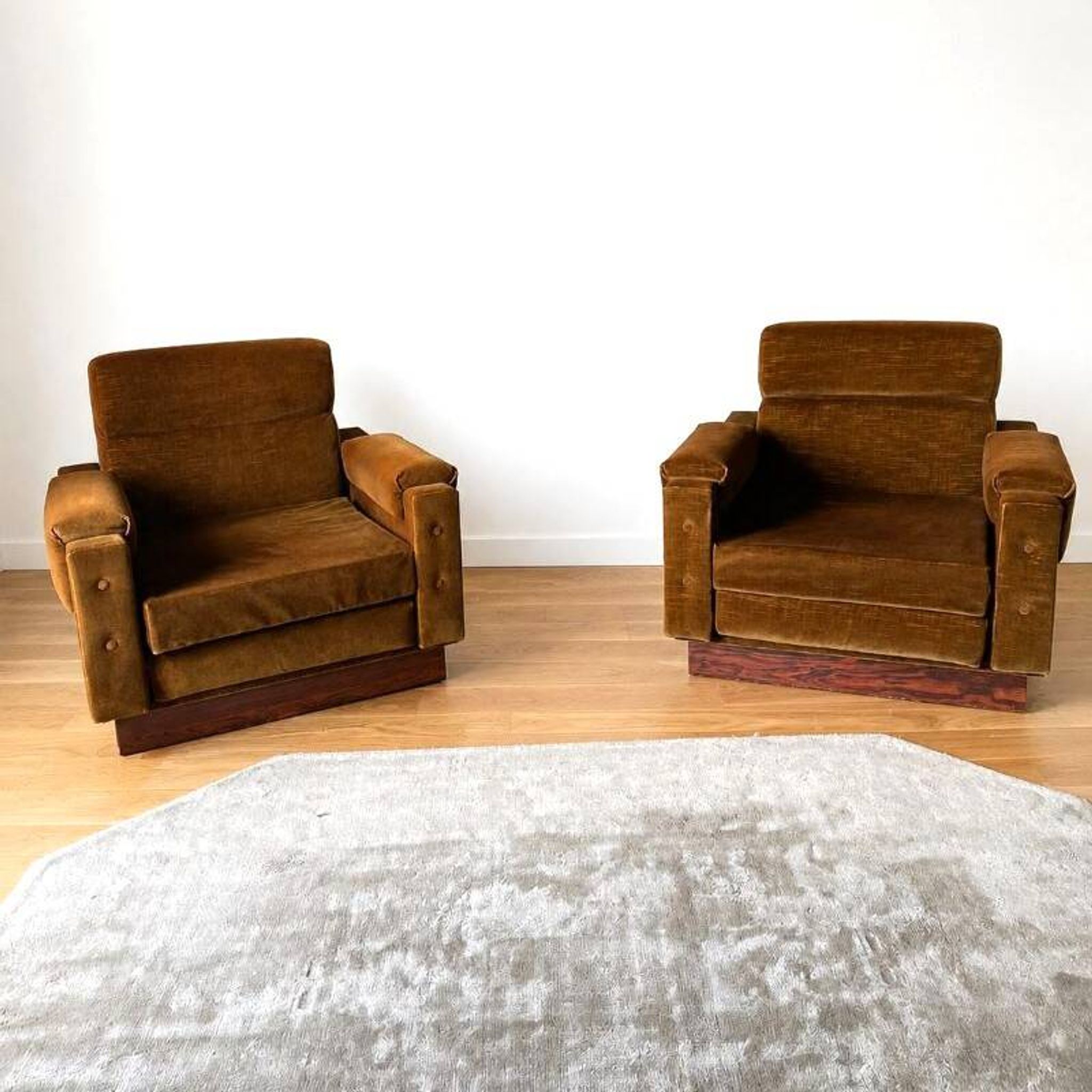 Paire de fauteuils vintage en velours et palissandre