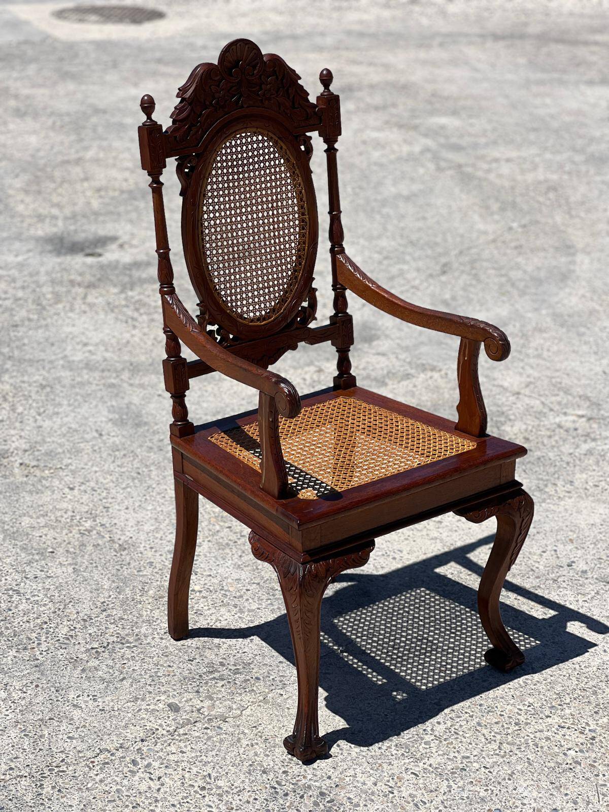 Ensemble de 6 fauteuils médaillon en bois tourné et sculpté fin XIXème