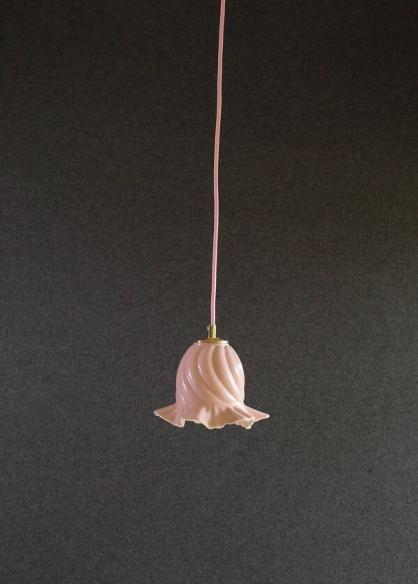Suspension ancienne en verre peint rose et blanc, suspension française -livrée avec douille et cable