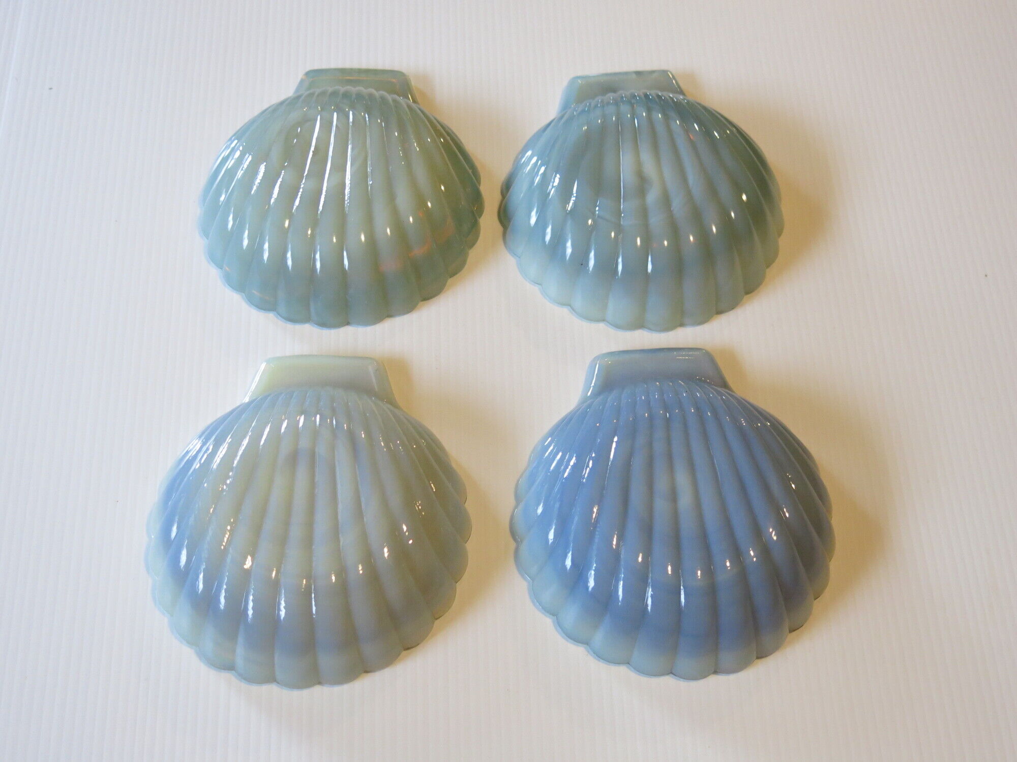 6 dishes with scallops in opaline from Arcopal in very good condition