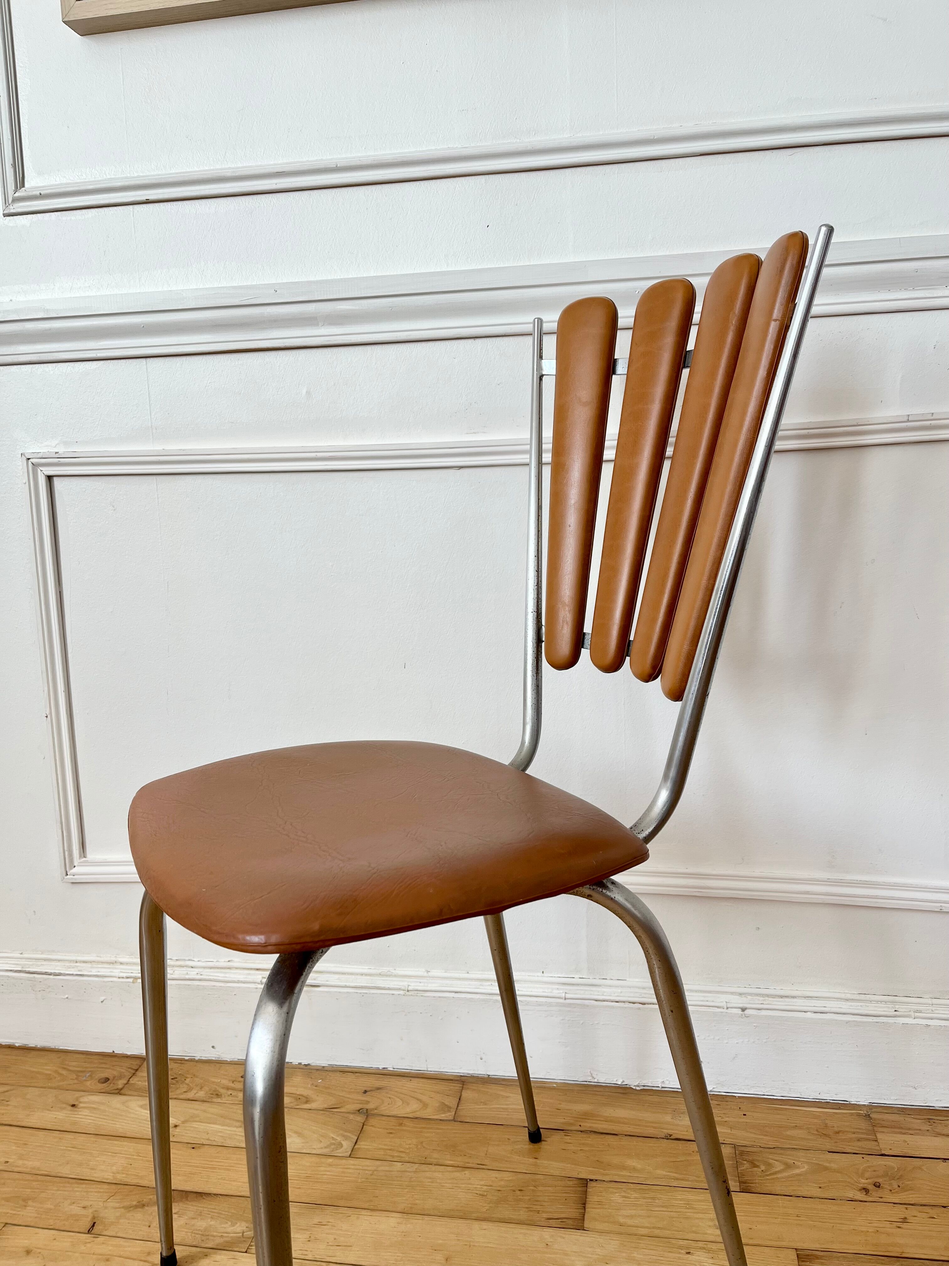 Flower petal chair in brown Skaï