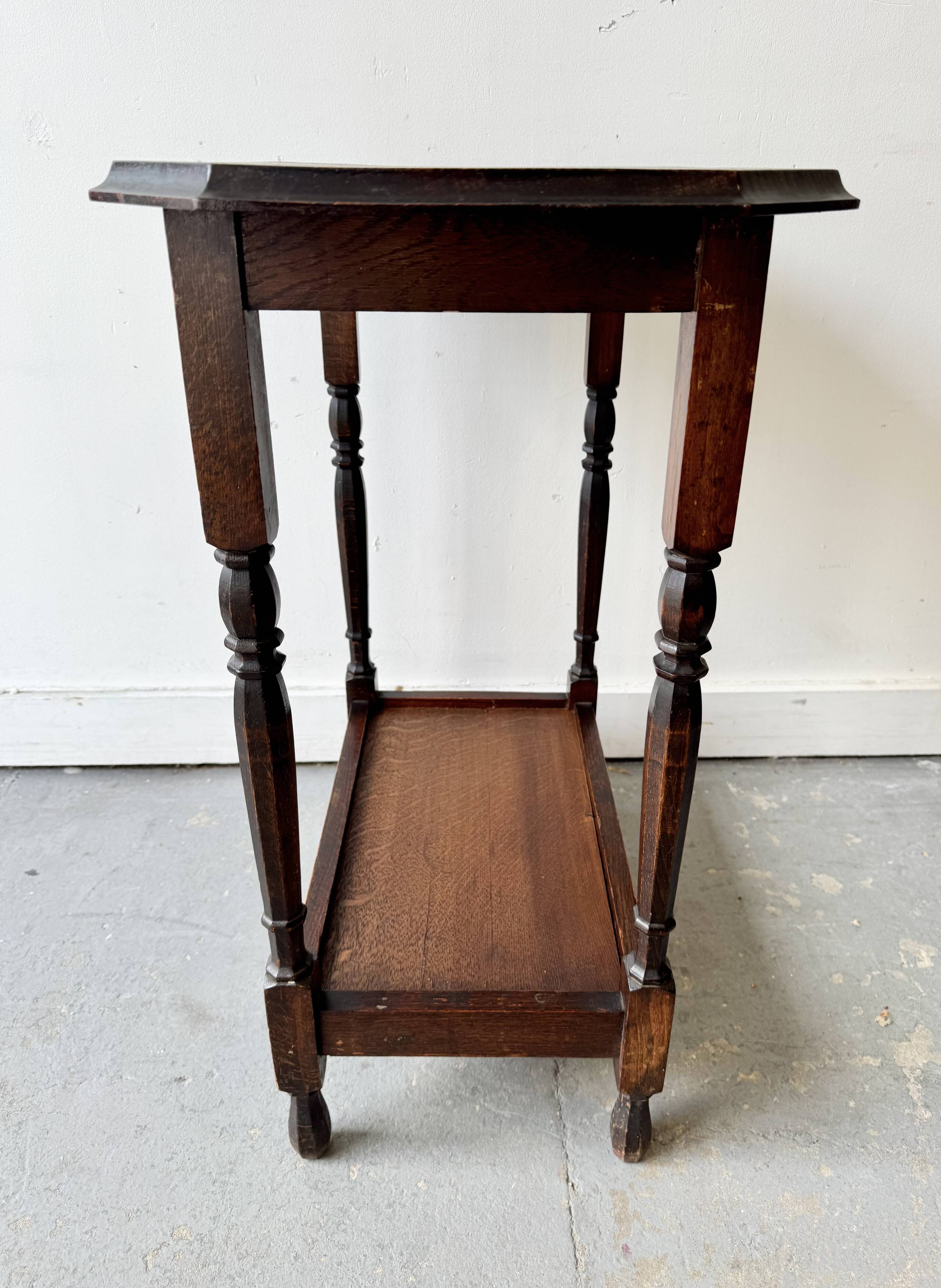 Table d'appoint ancienne en bois à 2 niveaux