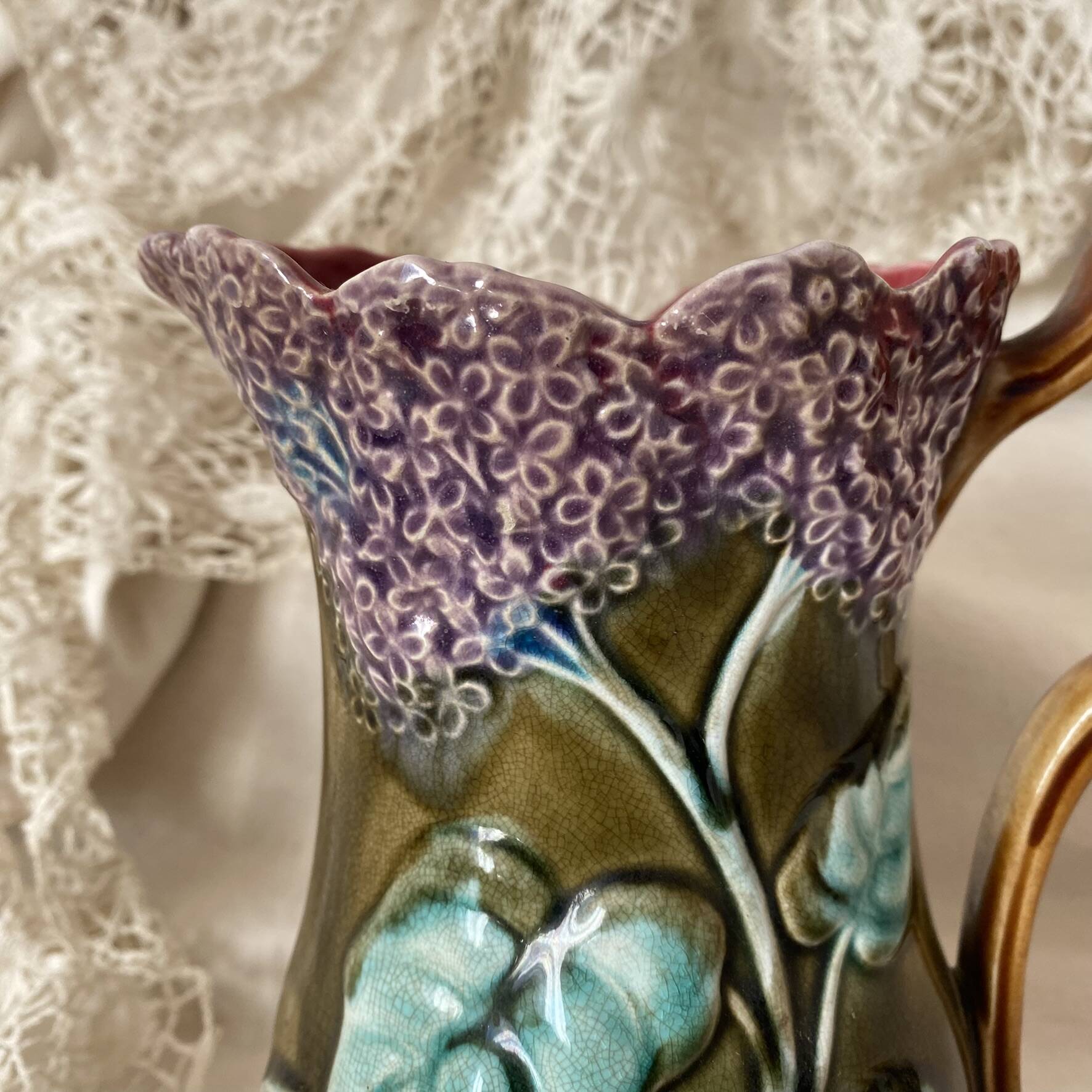 Pichet en barbotine Onaing décor Lilas art nouveau