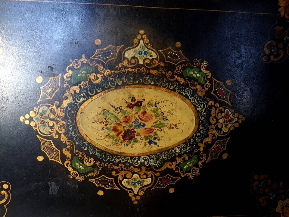 Large Napoleon III tray in black metal painted with floral decoration. 72x57 cm Good condition B795