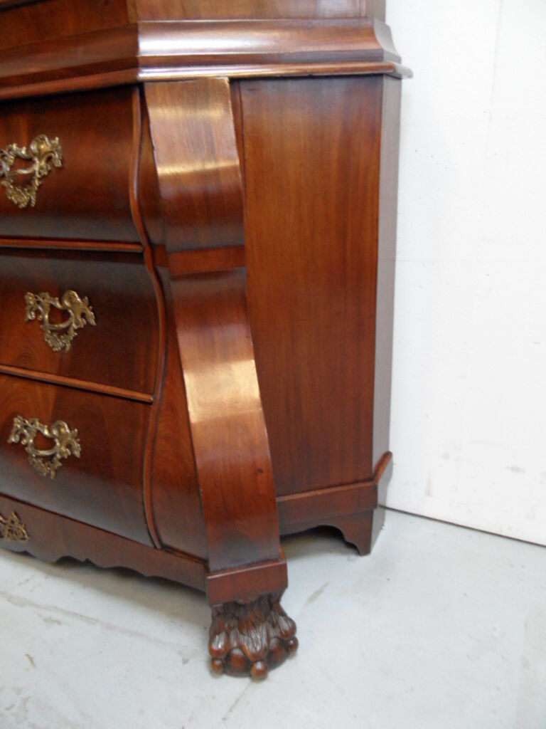 Cabinet en porcelaine d’acajou antique