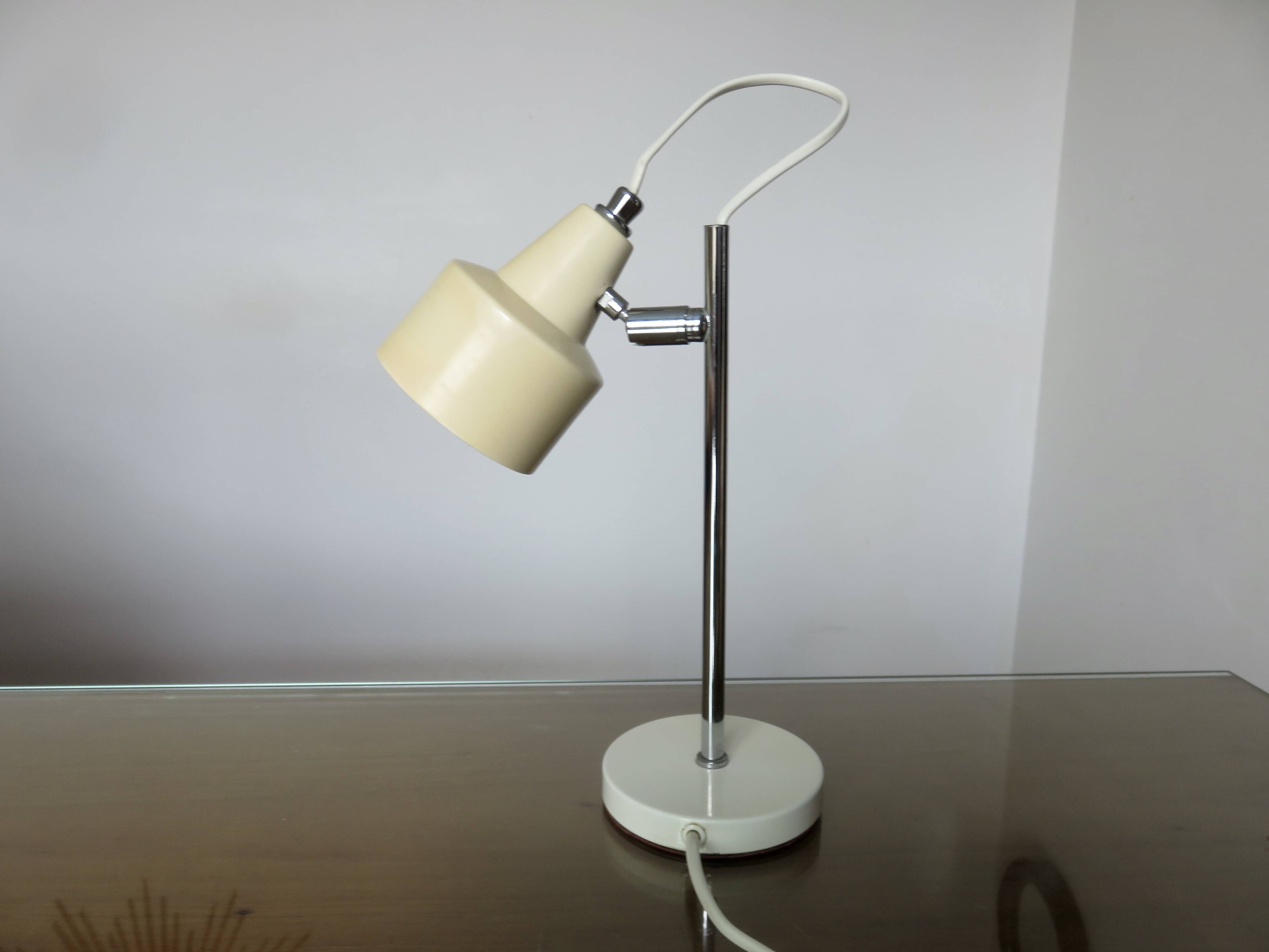 Small Italian lamp with a ball joint, chrome metal and lacquered metal, 60s 70s.