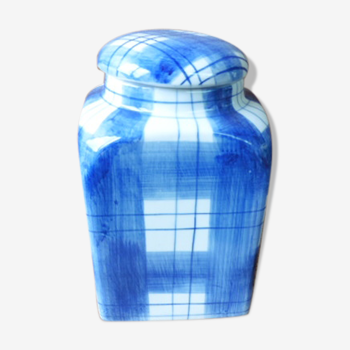 Pot en porcelaine décor carreaux bleus et blancs contenance 1 litre