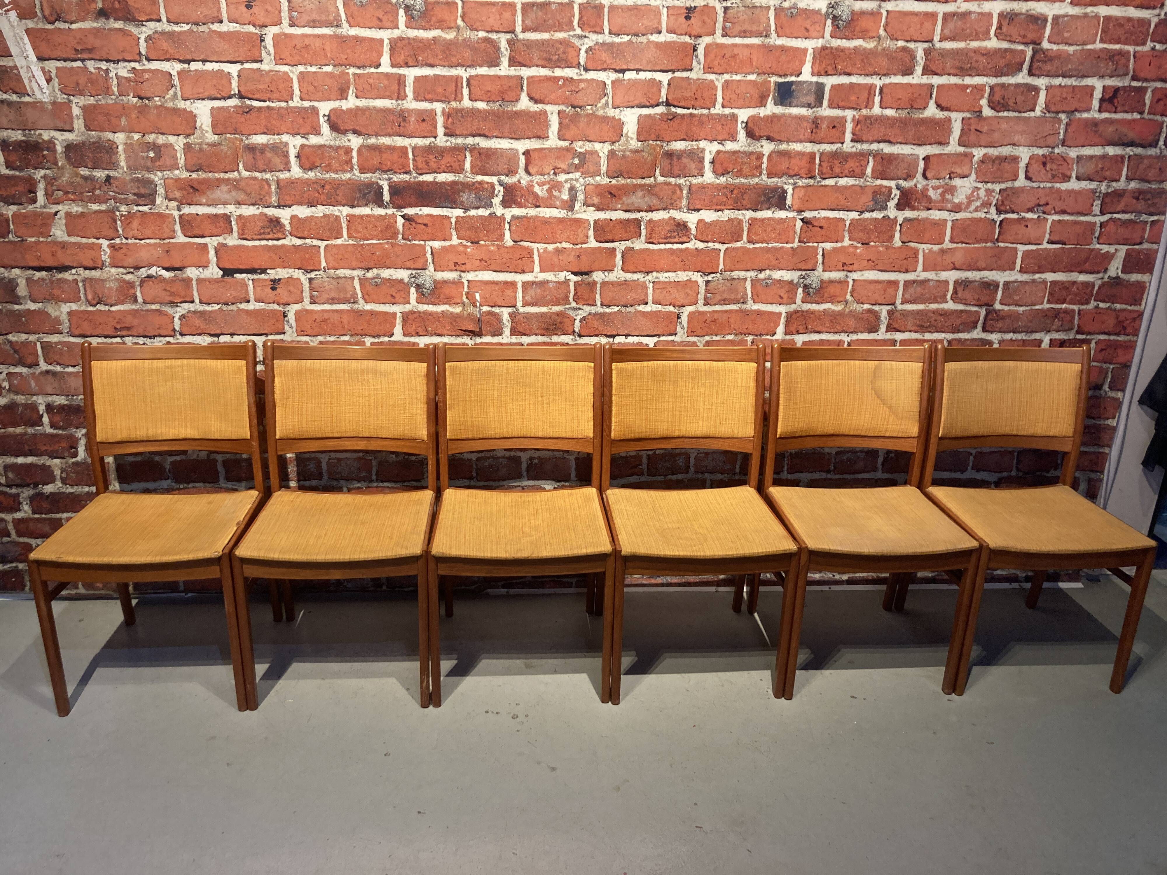Set of 6 wooden chairs