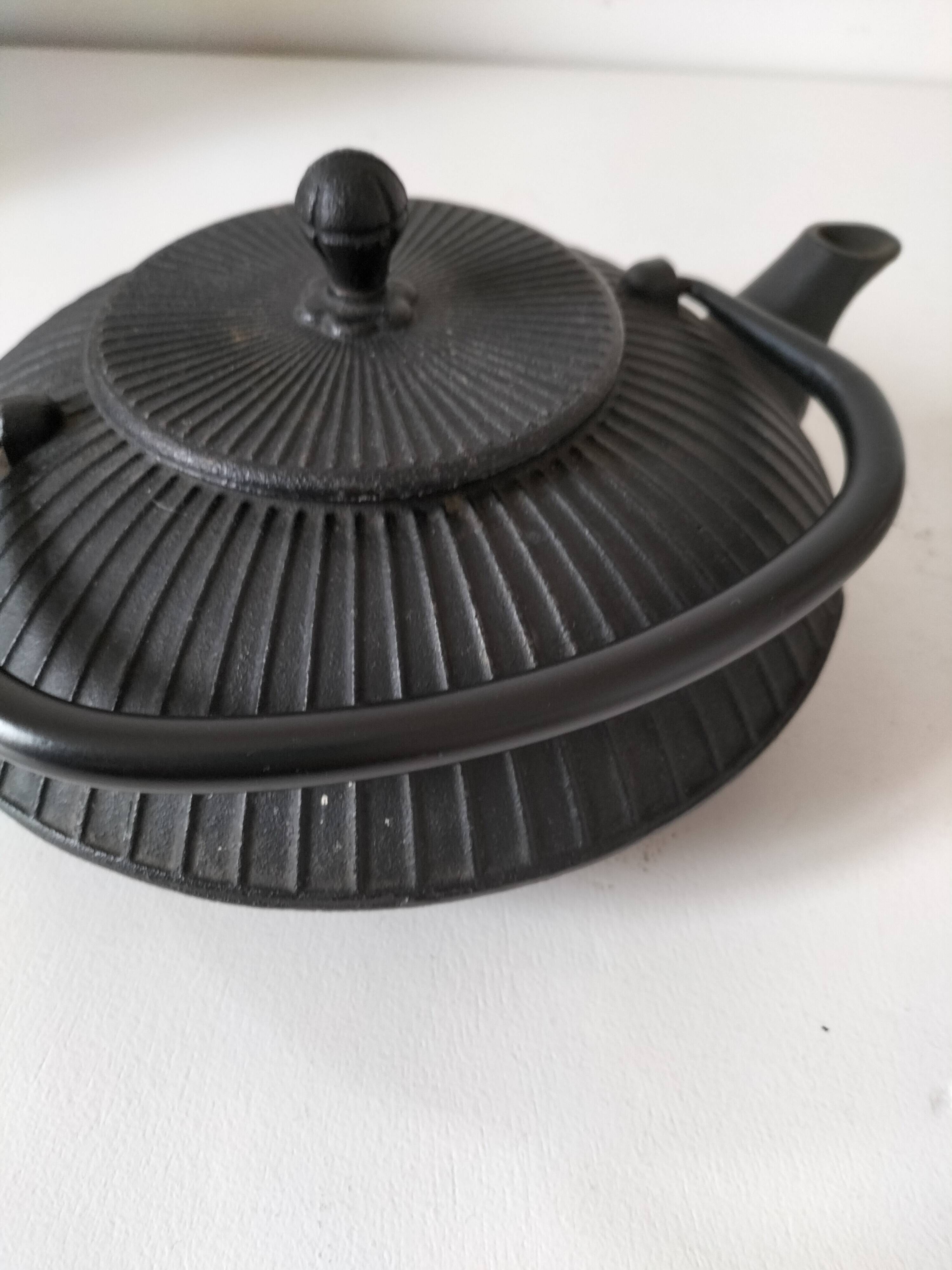Black grooved cast iron teapot – Japanese Zen style