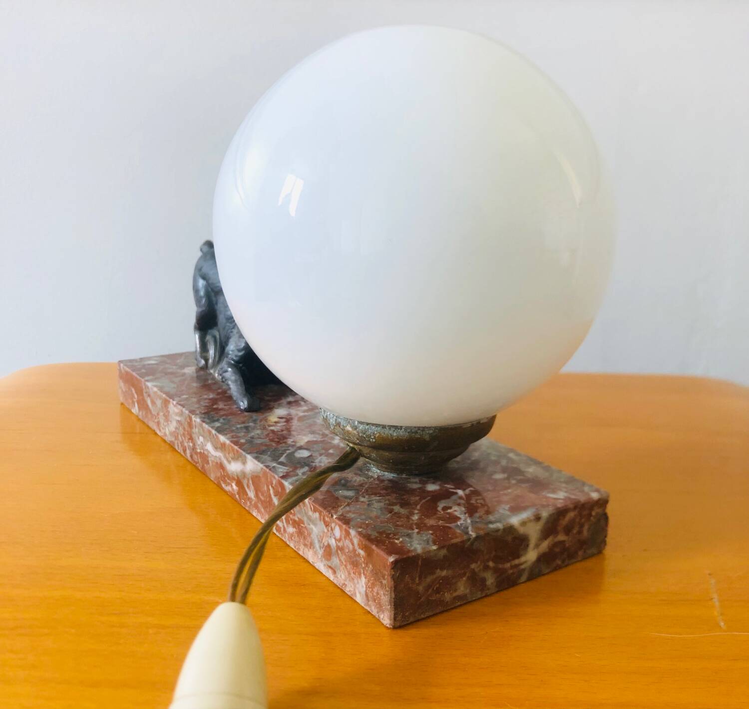 Lampe Art déco globe en opaline blanche et chien de chasse