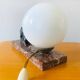Lampe Art déco globe en opaline blanche et chien de chasse