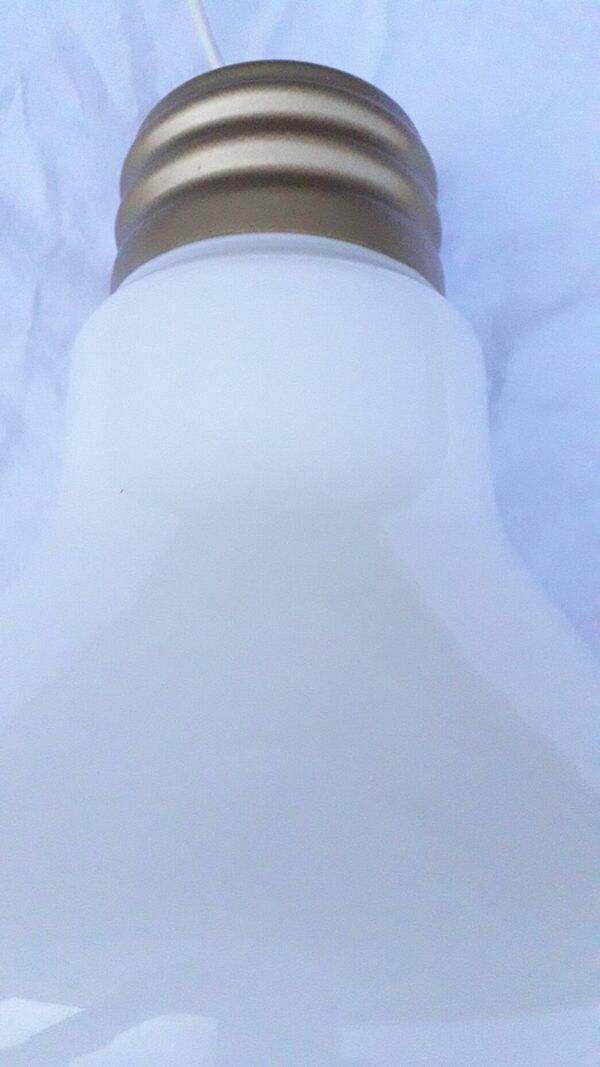 Suspension en verre formant une ampoule