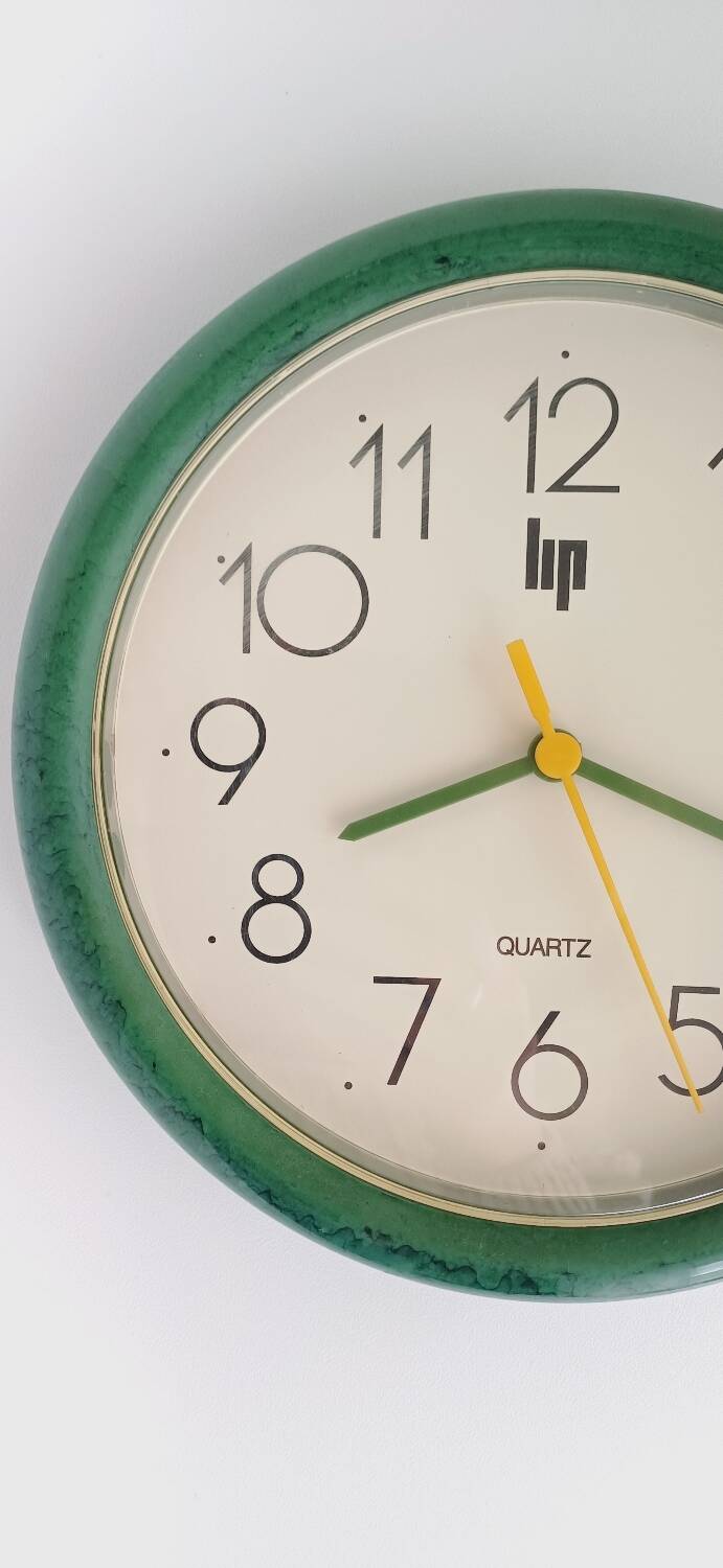 90s lip clock