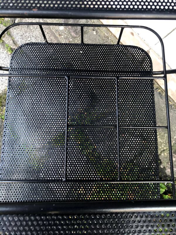 Desserte en métal noir perforé style Matégot