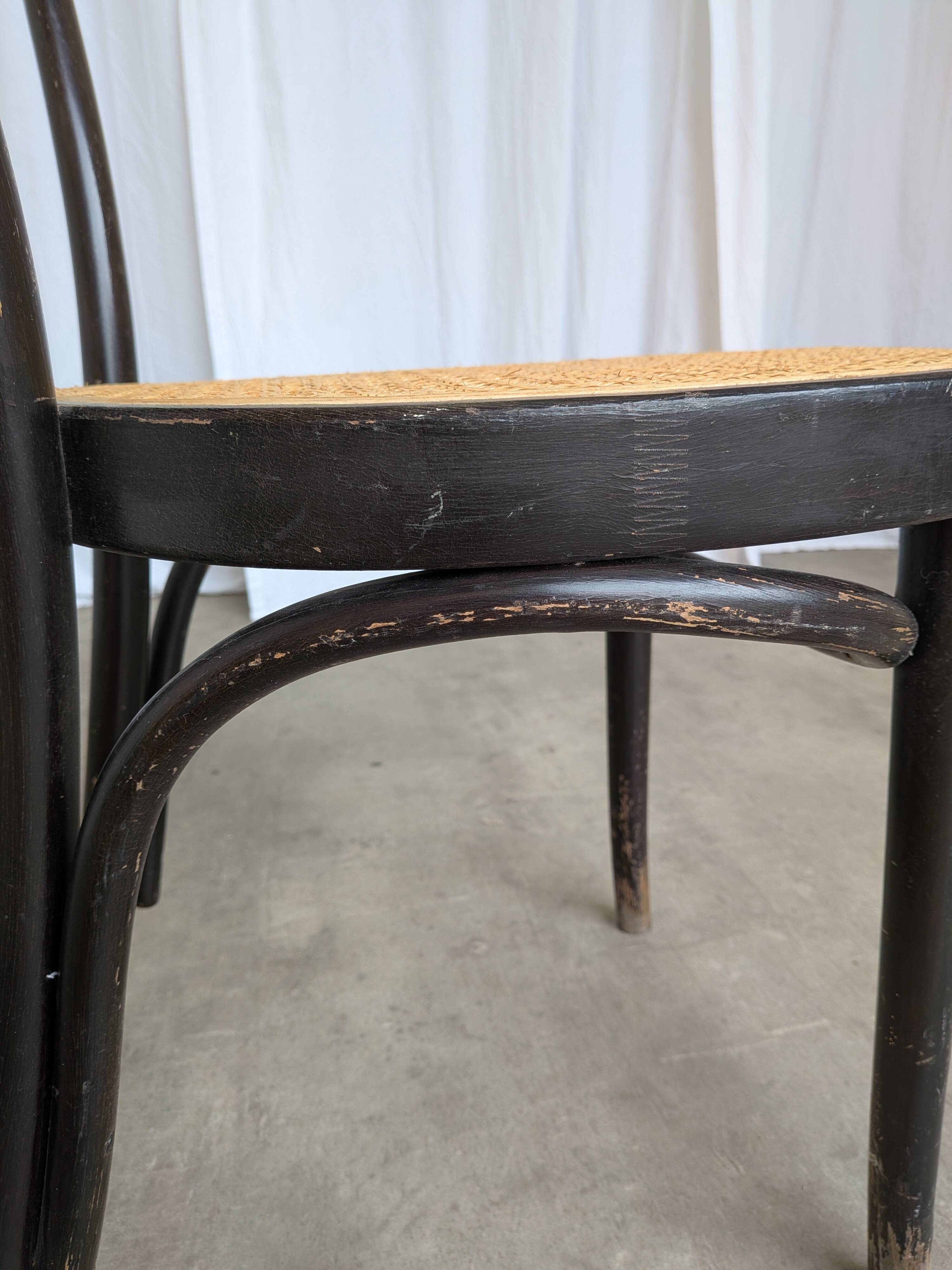 Chaise de salle à manger vintage en bois cintré : siège en osier noir de style Thonet